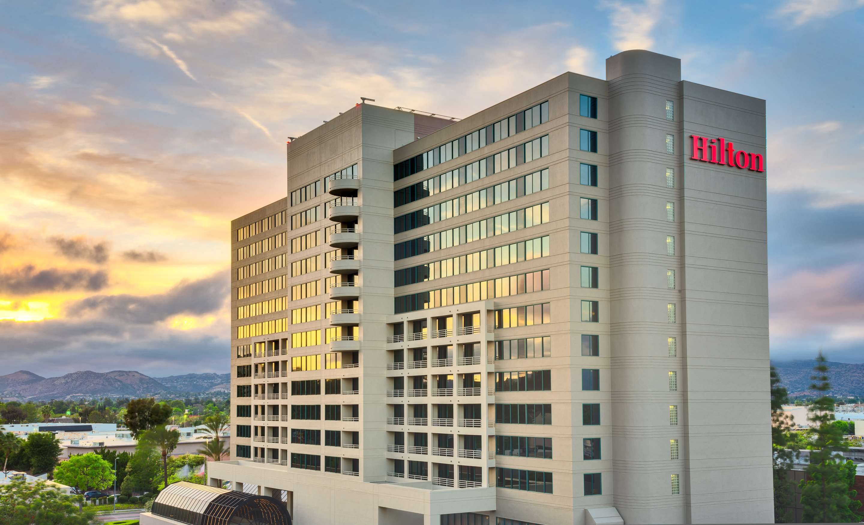 Exterior | Hilton Woodland Hills / Los Angeles
