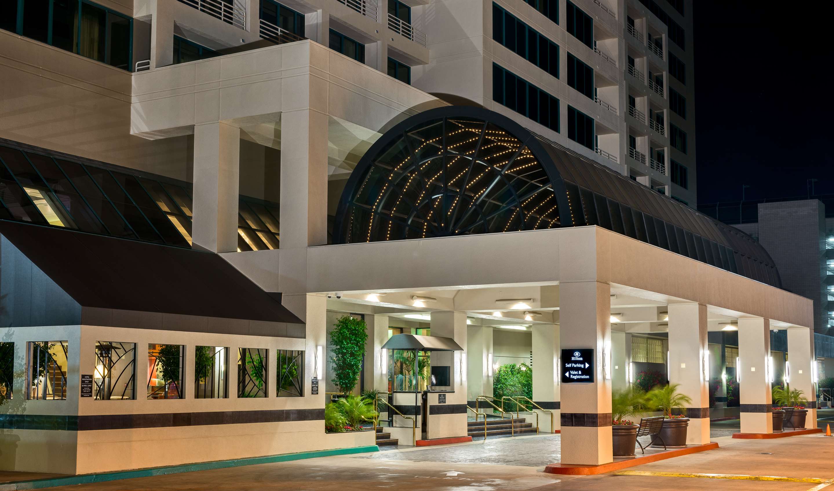 Exterior | Hilton Woodland Hills / Los Angeles