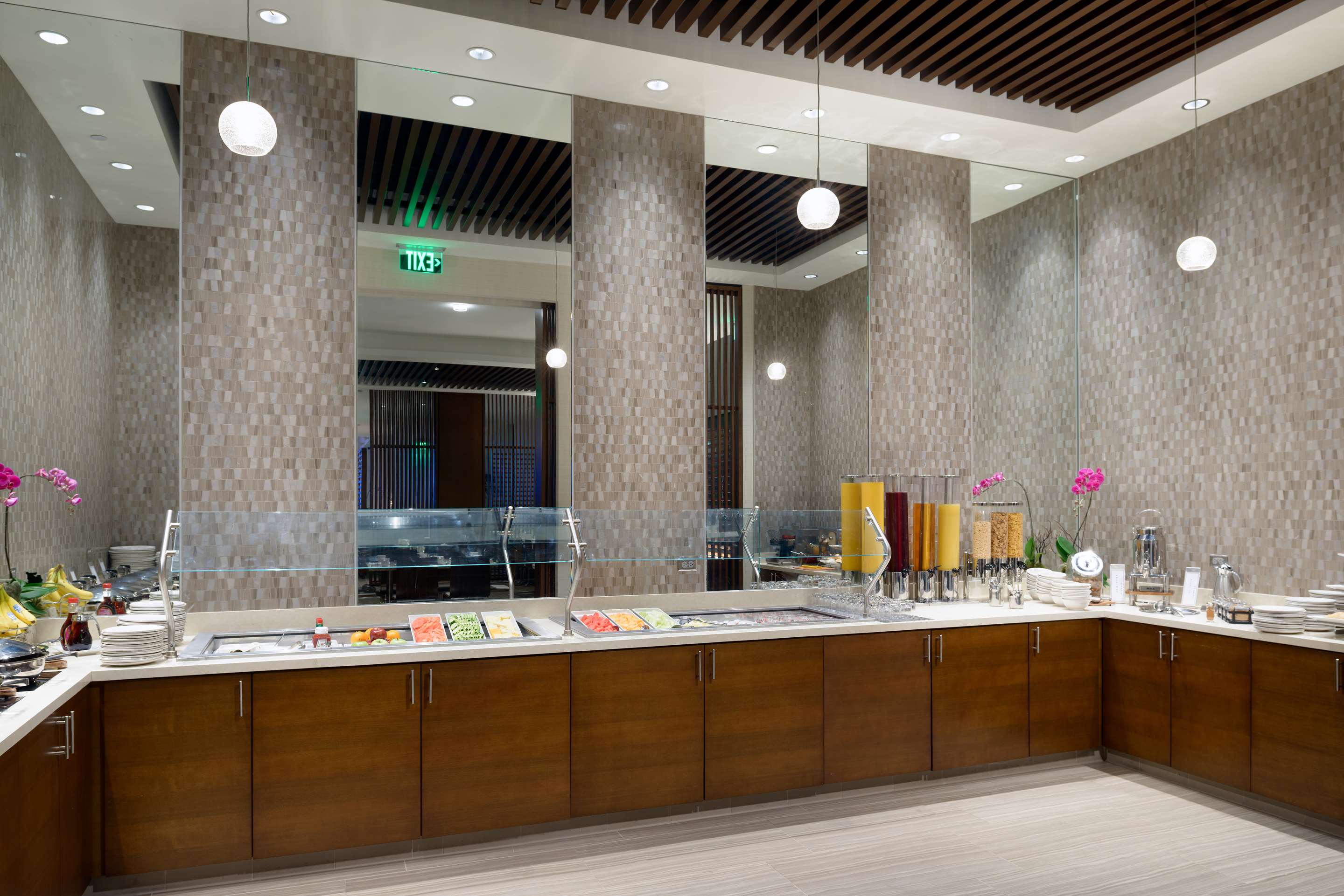 Restaurant | Hilton Woodland Hills / Los Angeles