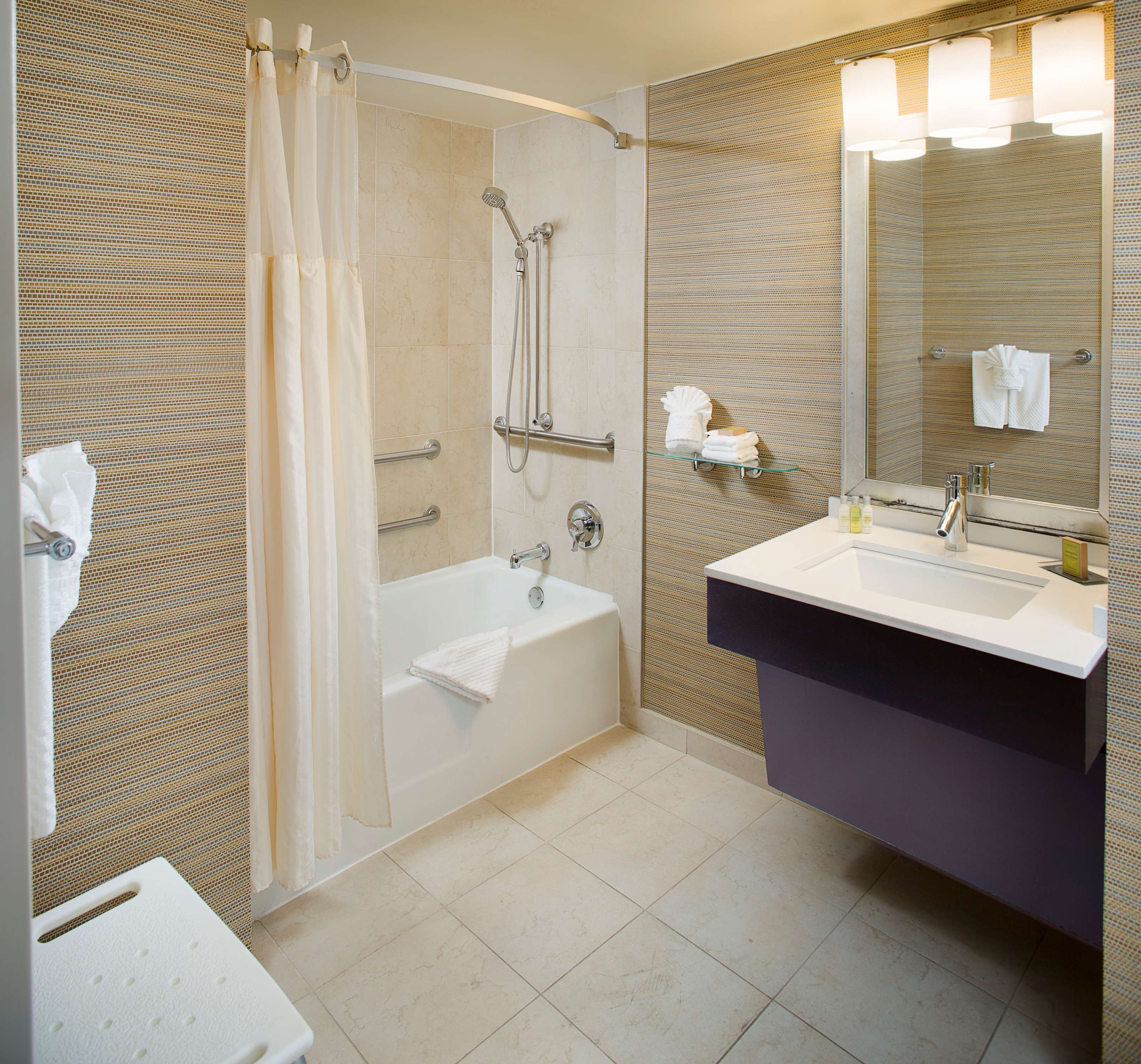 DoubleTree Hotel Baltimore - BWI Airport - Tap to explore photos