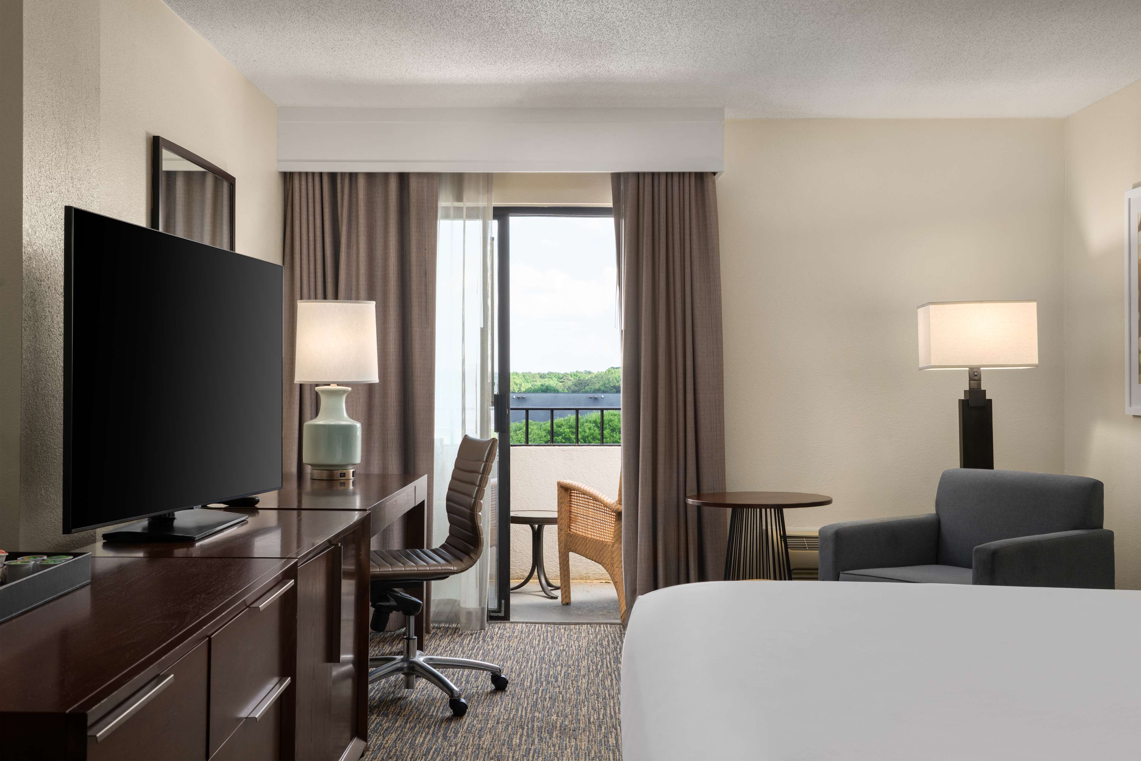 DoubleTree by Hilton Hotel Columbia Room Type - 1 KING - HEAR ACC -TOP FLR