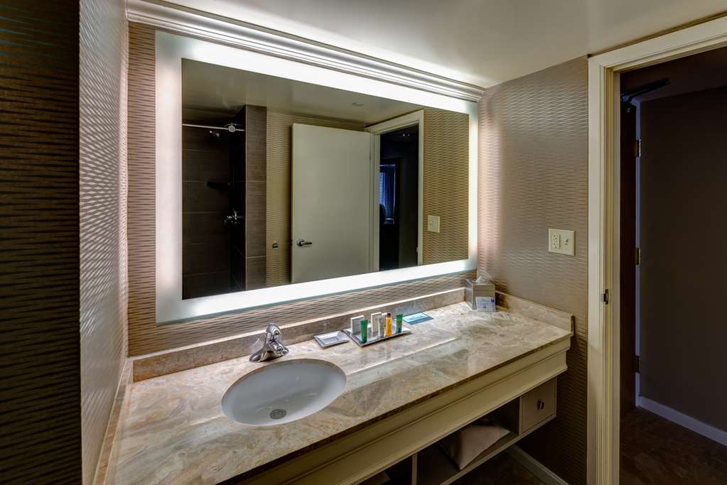 Hilton Akron Fairlawn Room Type - Junior Suite, 1 King Bed