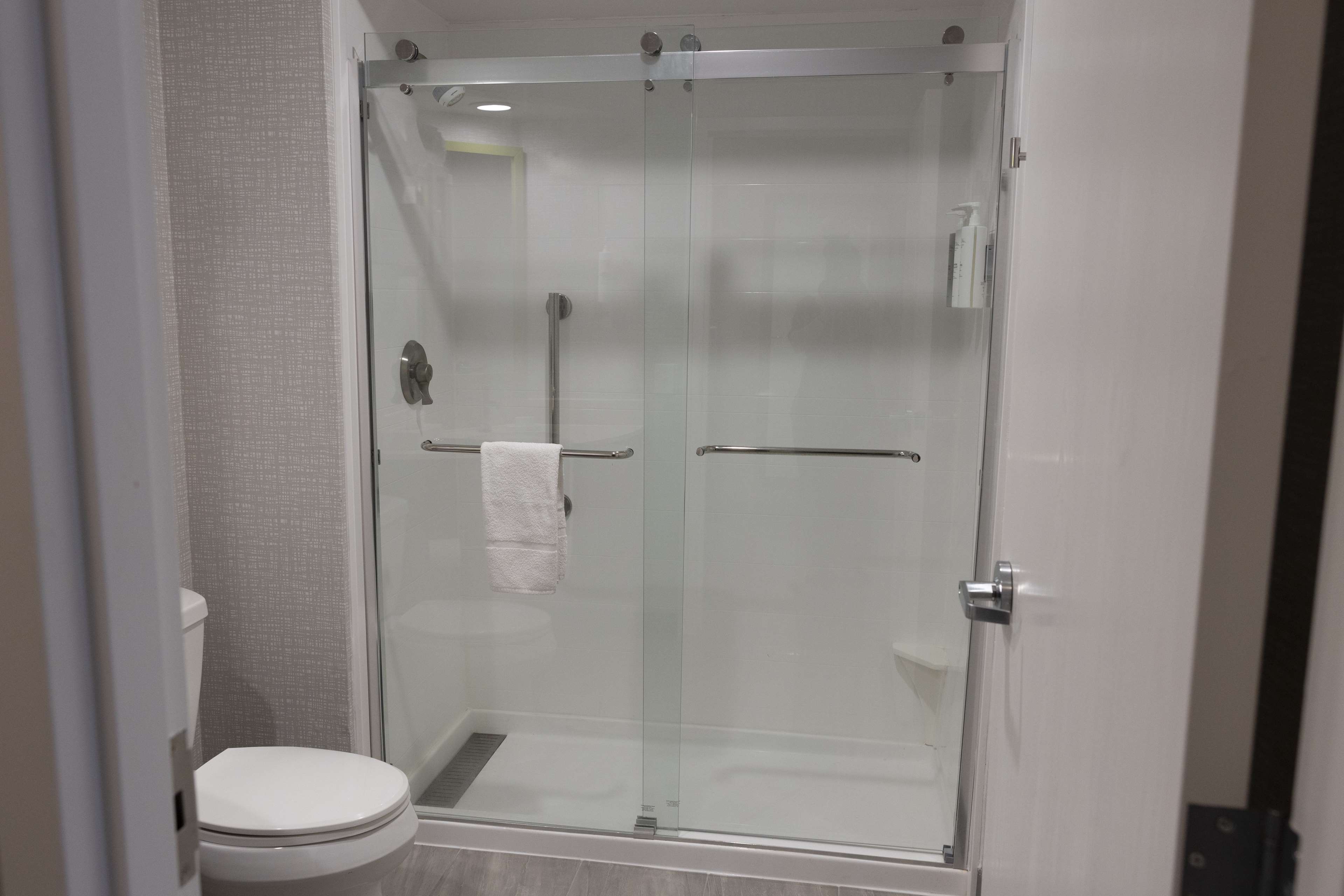Hampton Inn Akron/Kent Area - Tap to explore photos
