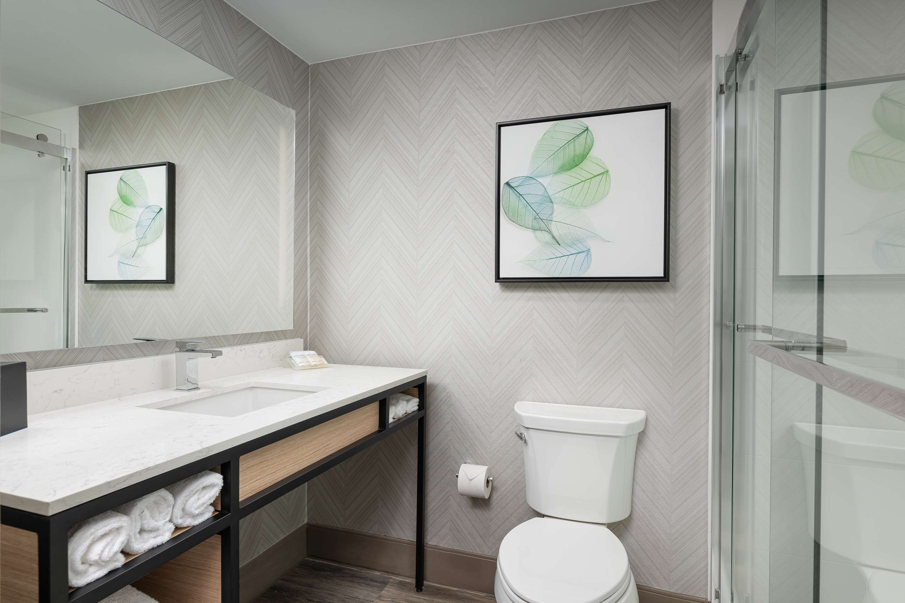 Guest room bath