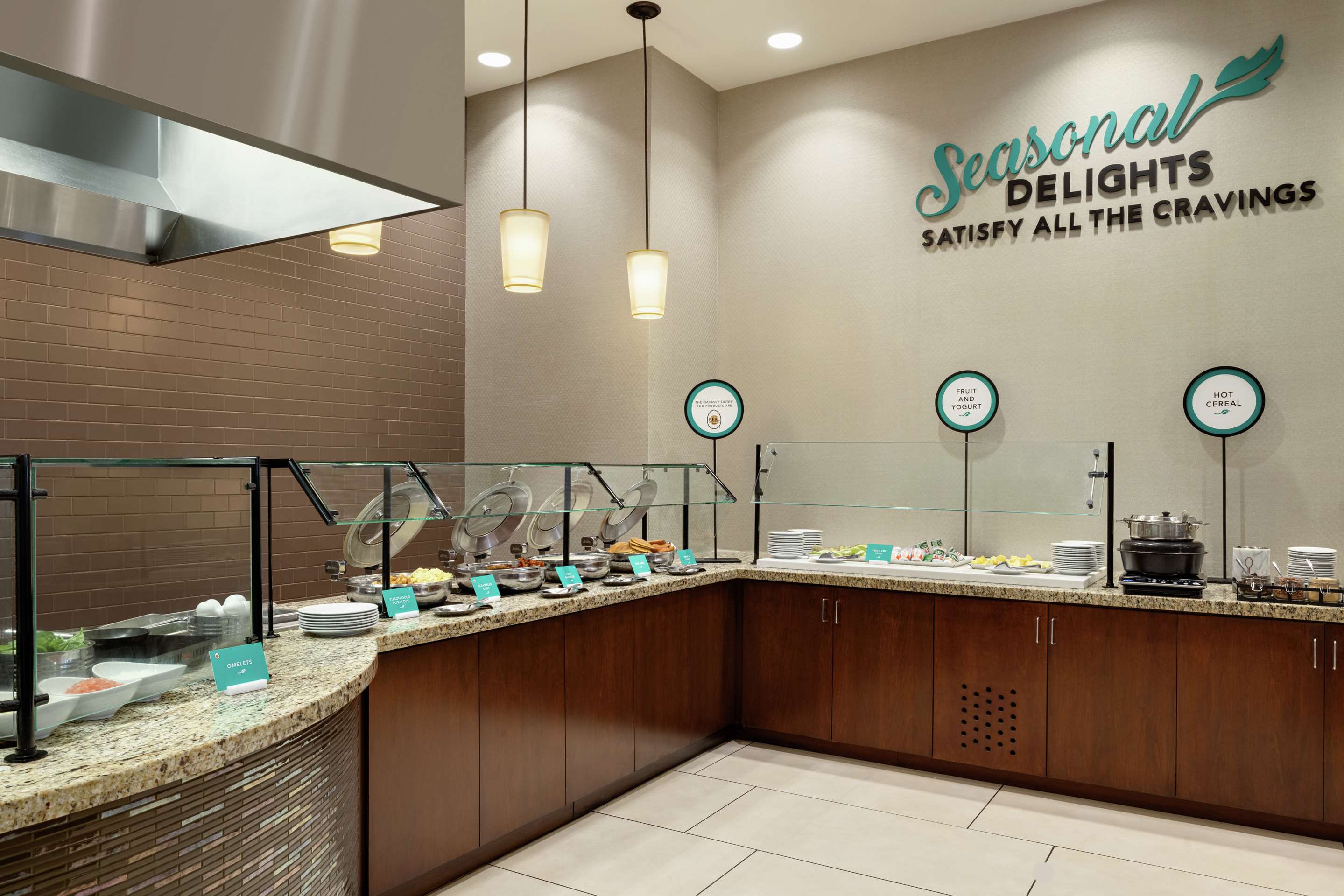 Breakfast Area | Embassy Suites Chattanooga / Hamilton Place