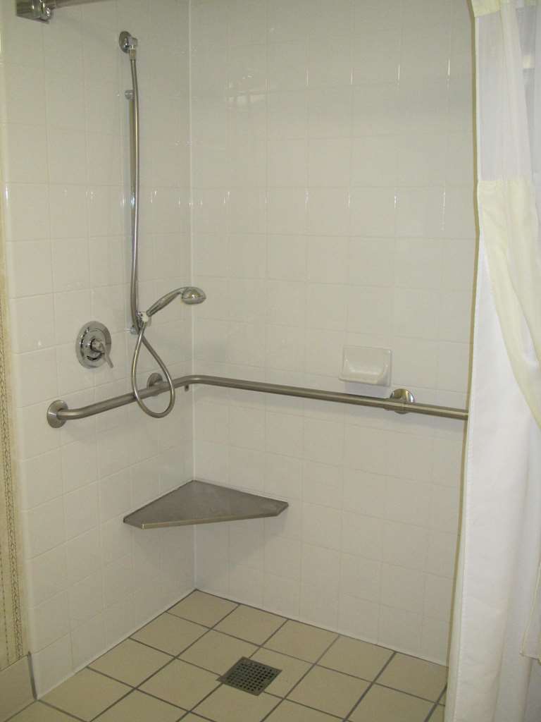 Hilton Garden Inn Addison Room Type - 2 DBL ACC RM ROLLIN SHWR