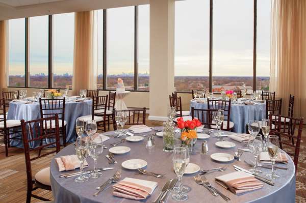 Restaurant - DoubleTree by Hilton Hotel North Shore Skokie