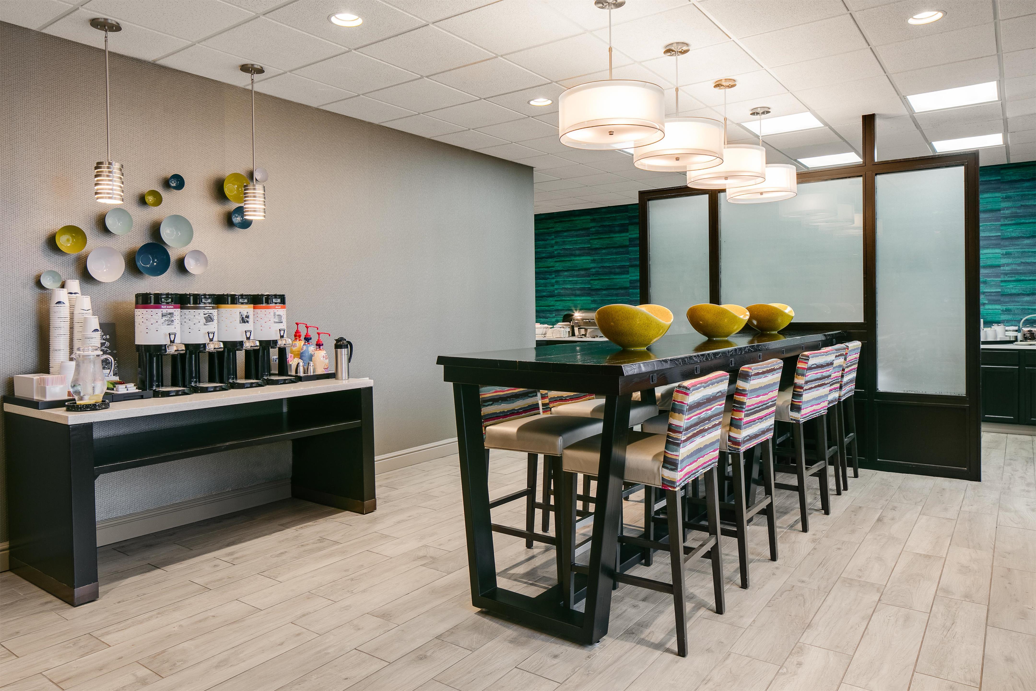 Breakfast Area | Hampton Inn Freeport