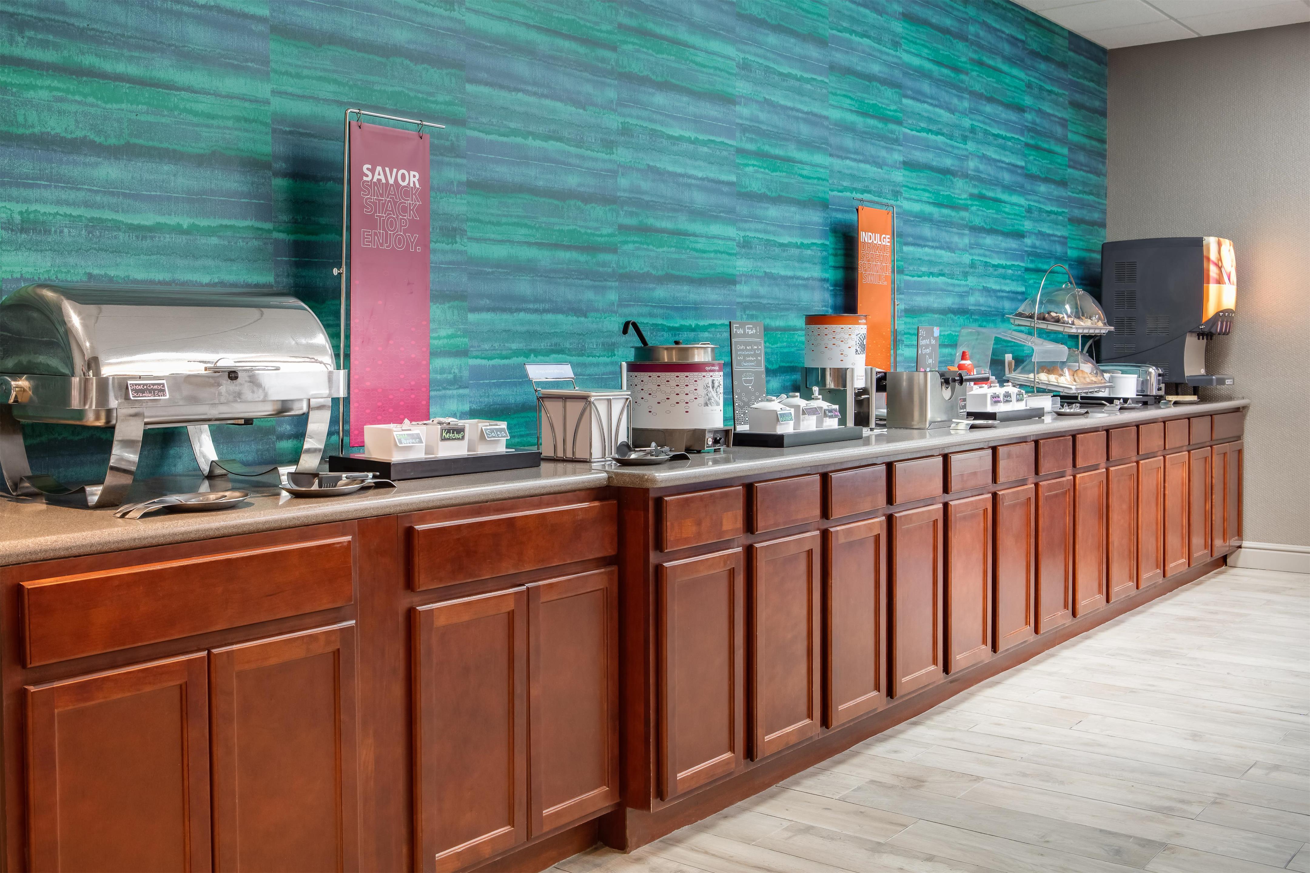 Breakfast Area | Hampton Inn Freeport