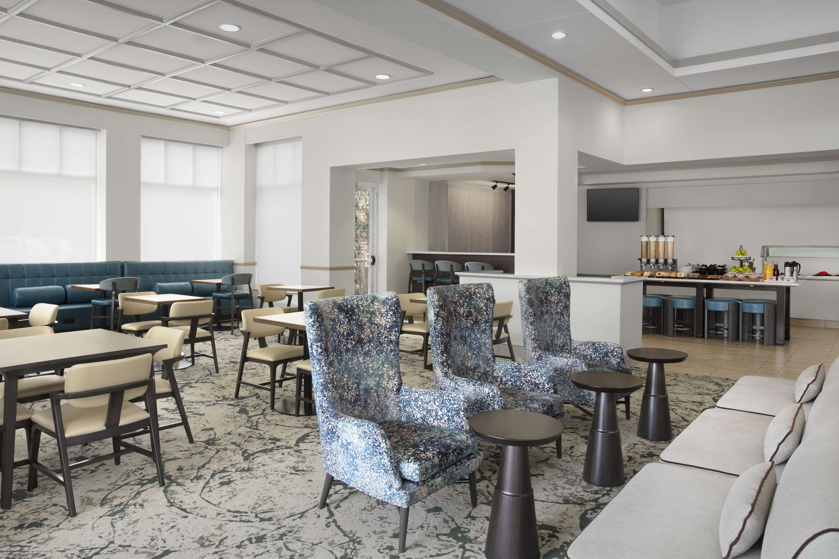Breakfast Area | Hilton Garden Inn Hoffman Estates