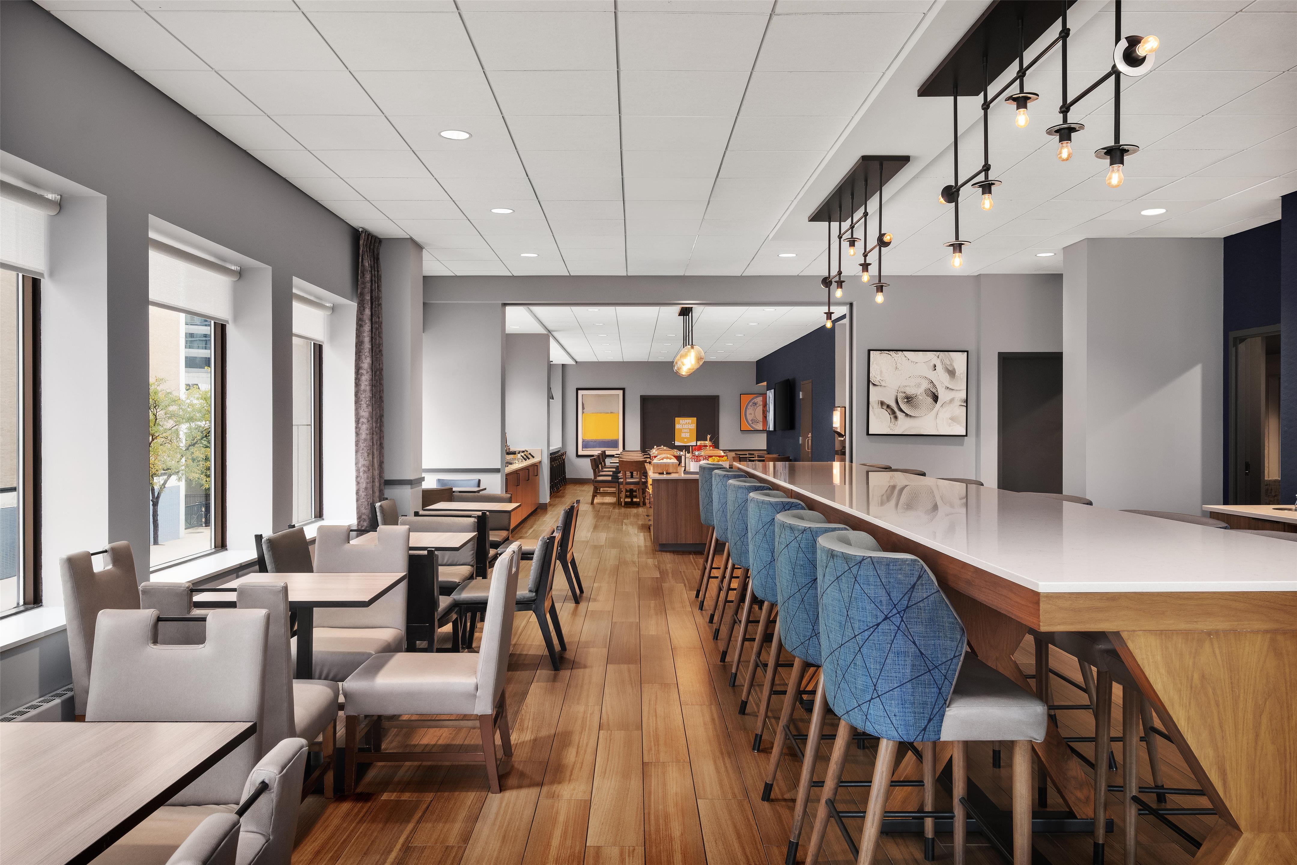 Breakfast Area | Hampton Inn & Suites Chicago Downtown