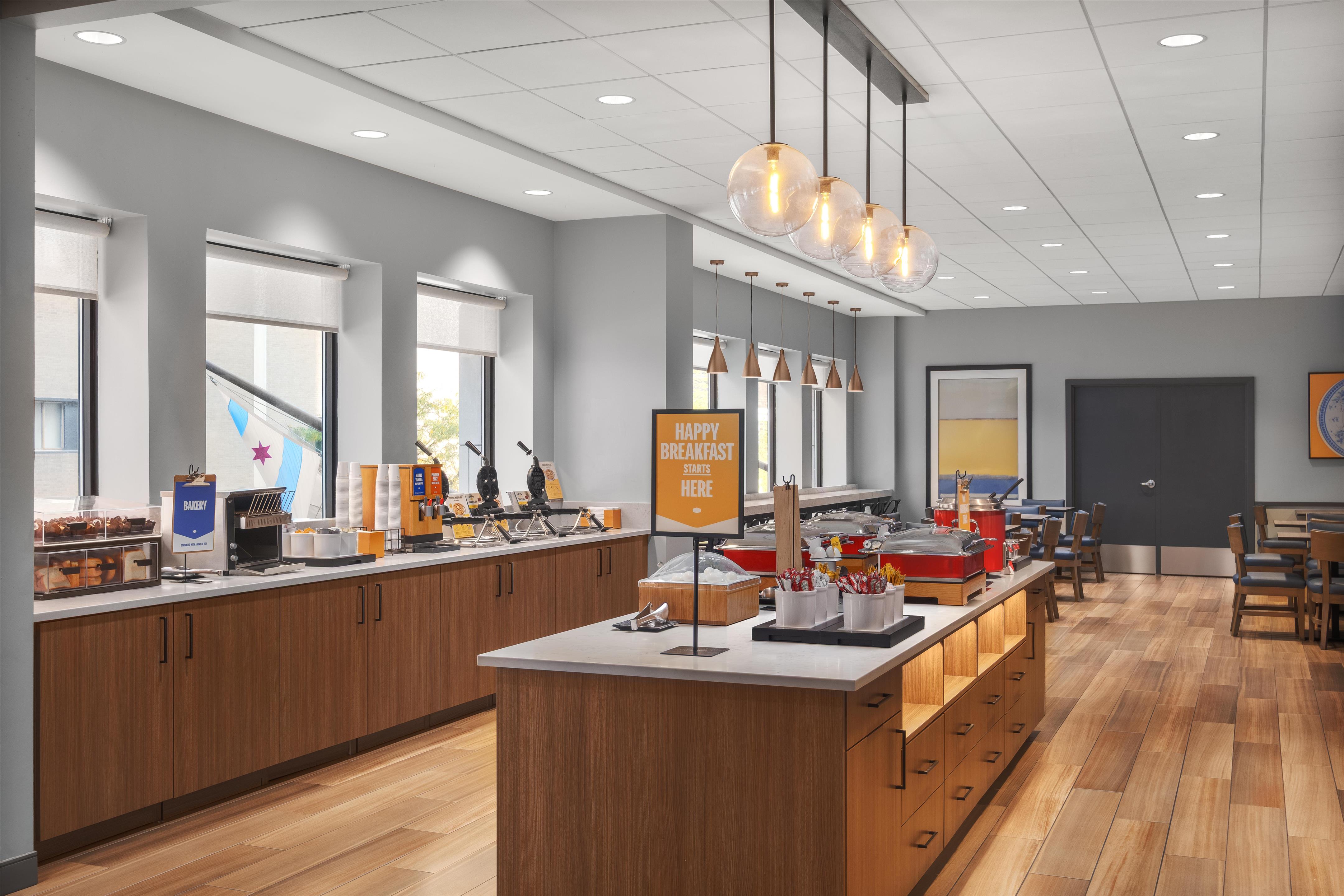 Breakfast Area | Hampton Inn & Suites Chicago Downtown