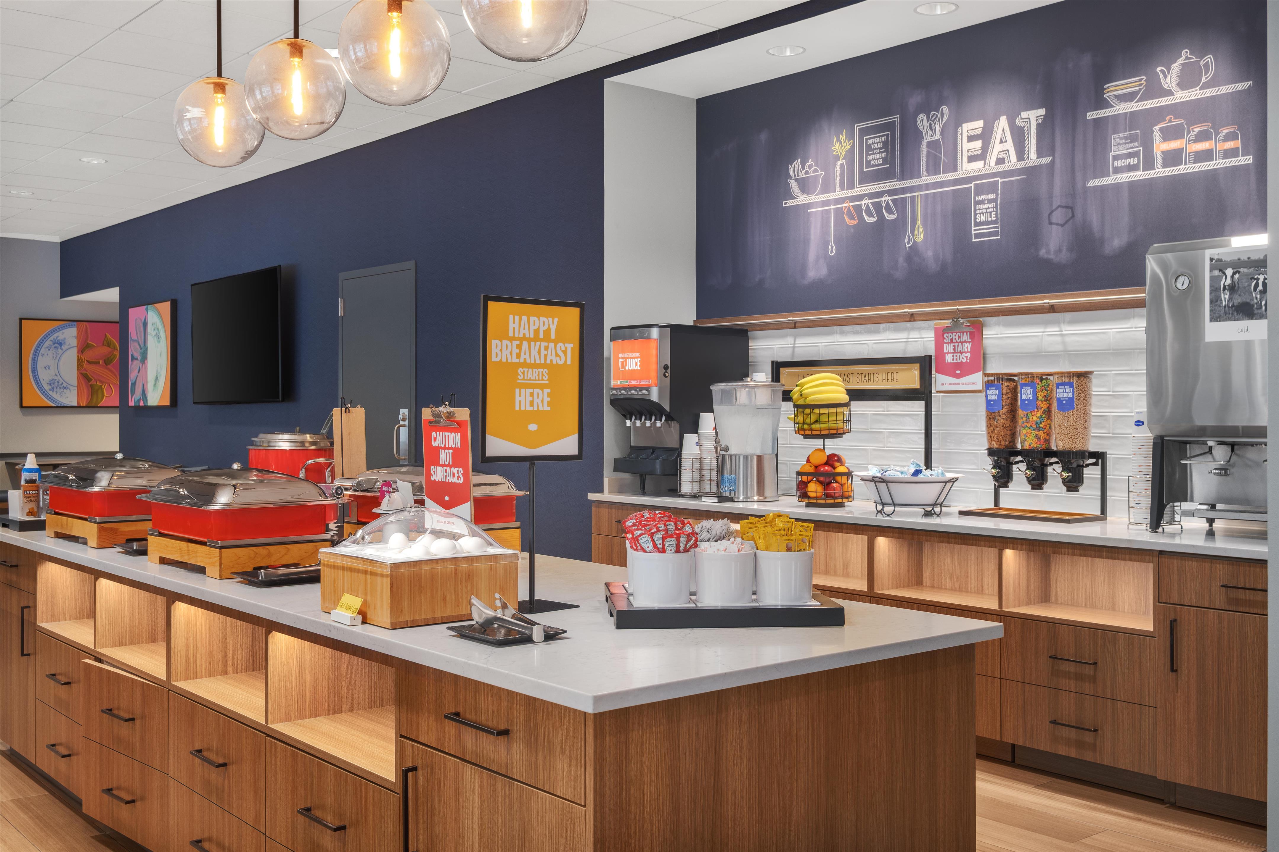 Breakfast Area | Hampton Inn & Suites Chicago Downtown