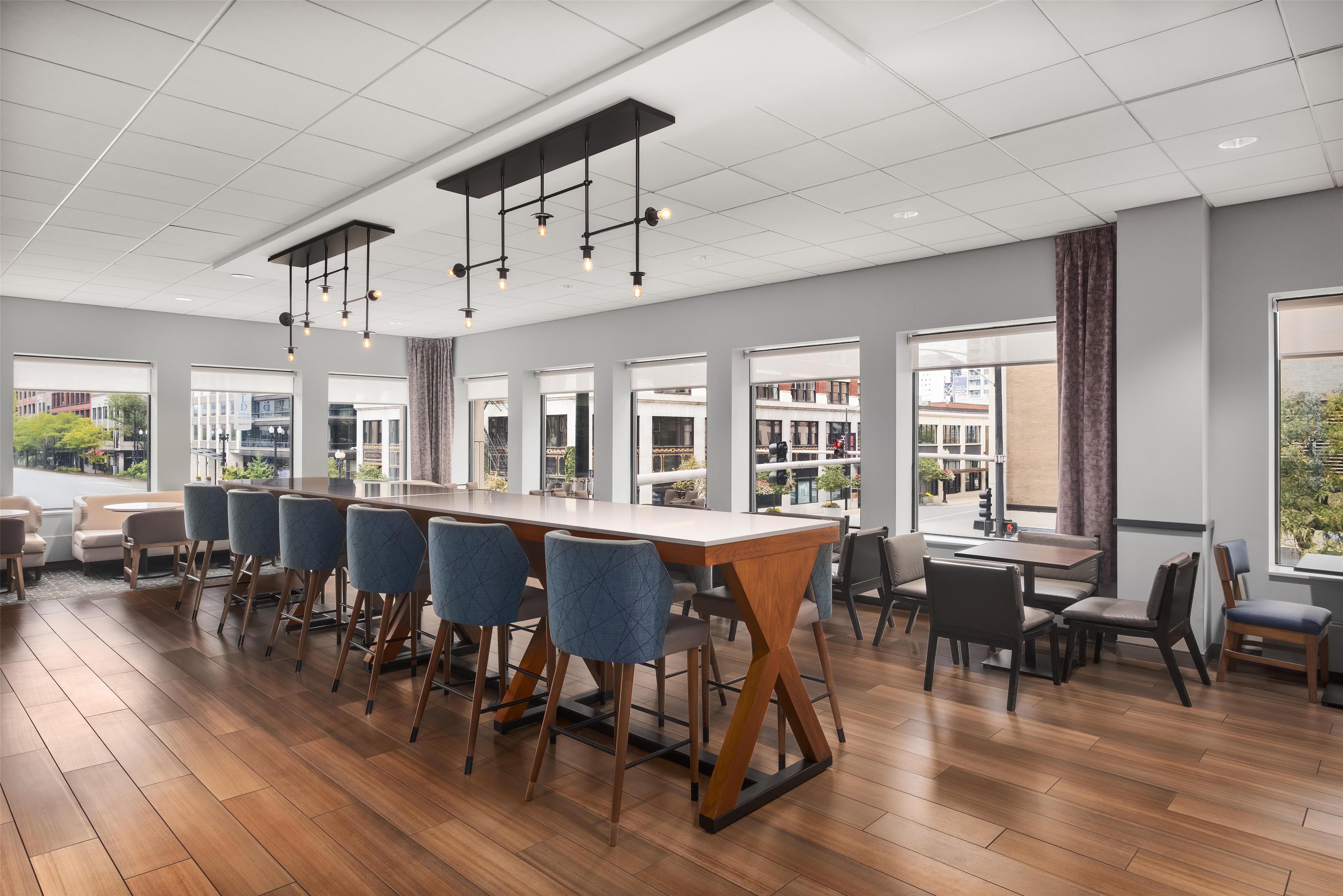 Breakfast Area | Hampton Inn & Suites Chicago Downtown