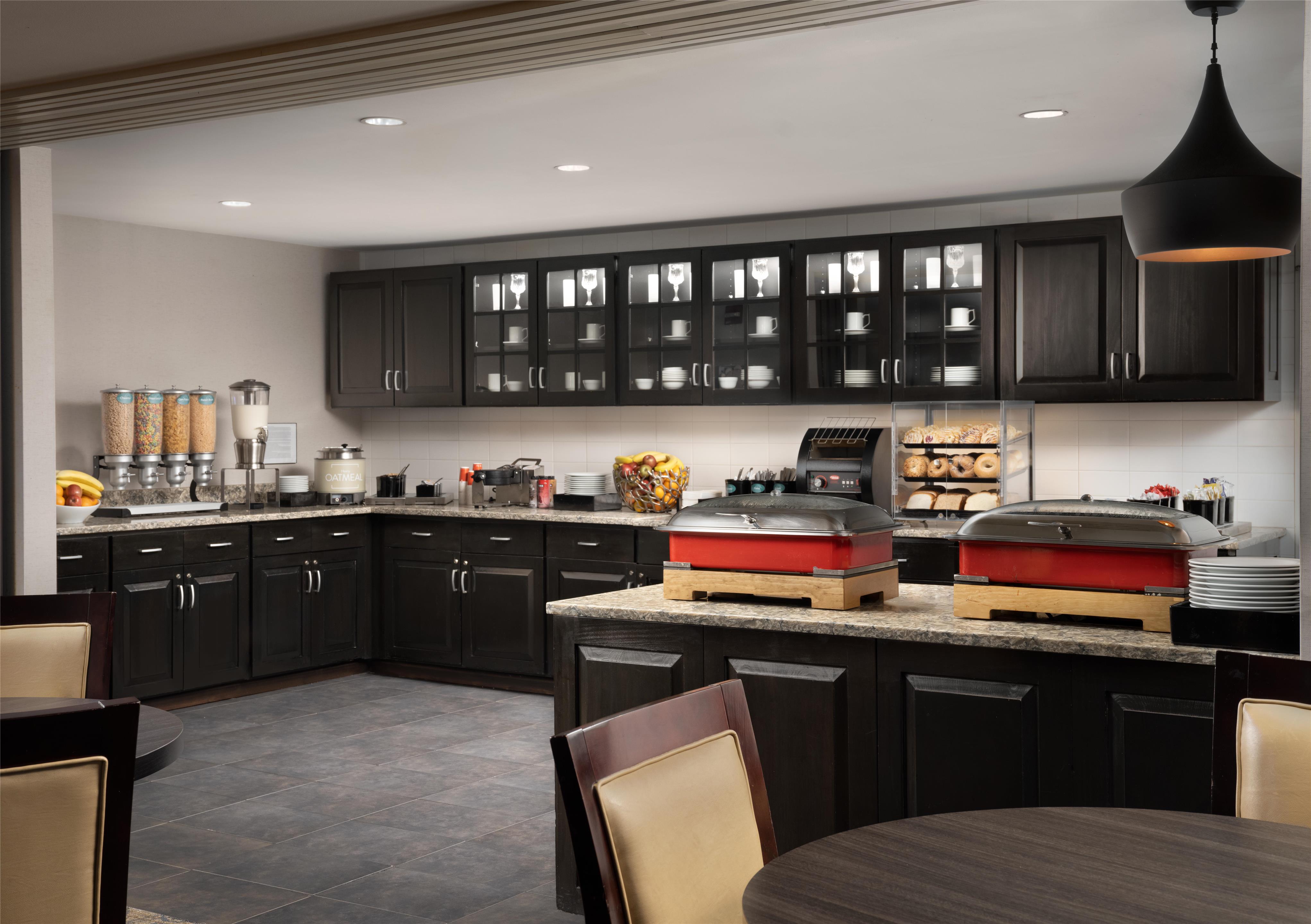 Breakfast Area | Homewood Suites by Hilton Chicago Downtown/Magnificent Mile