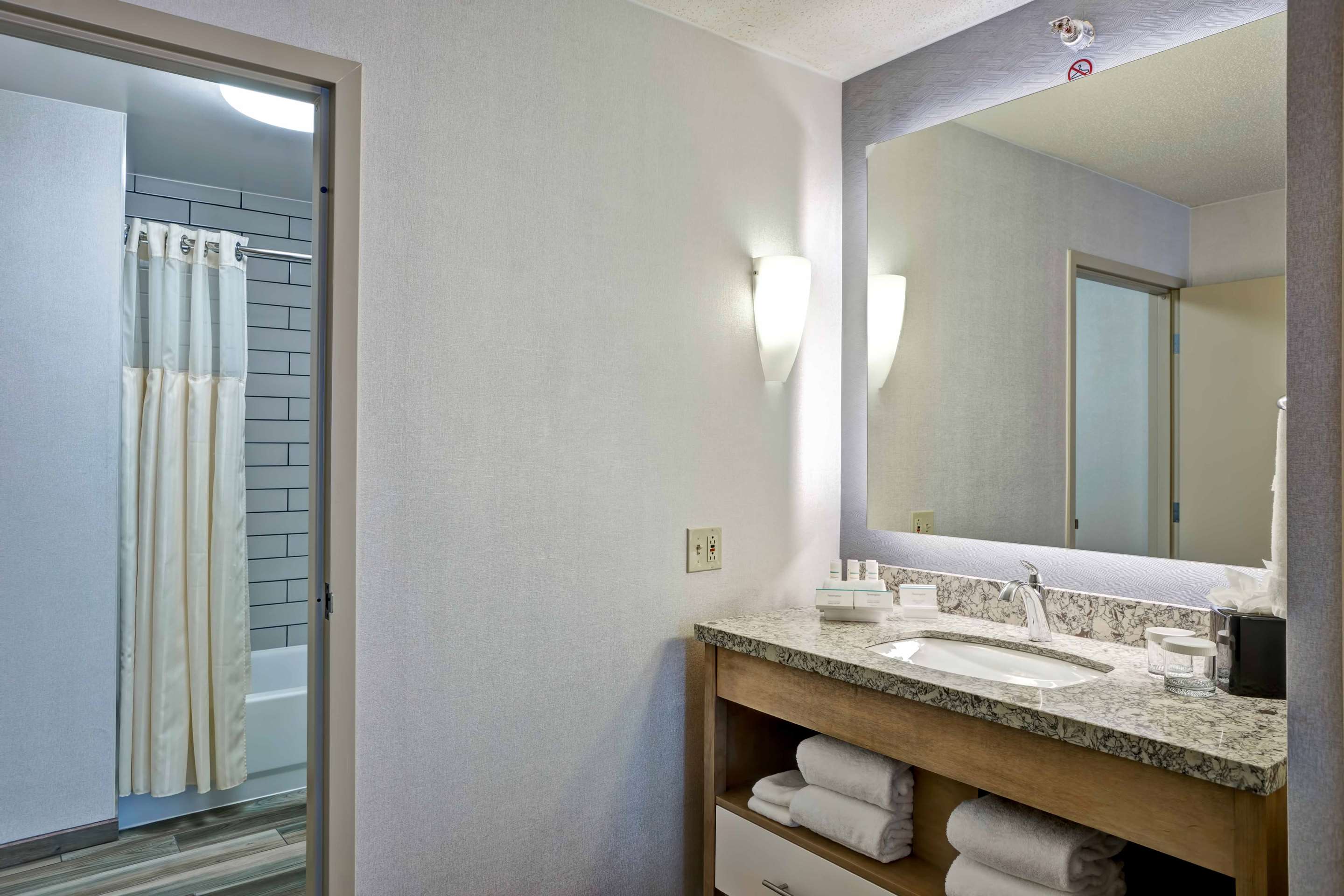 Guest room bath