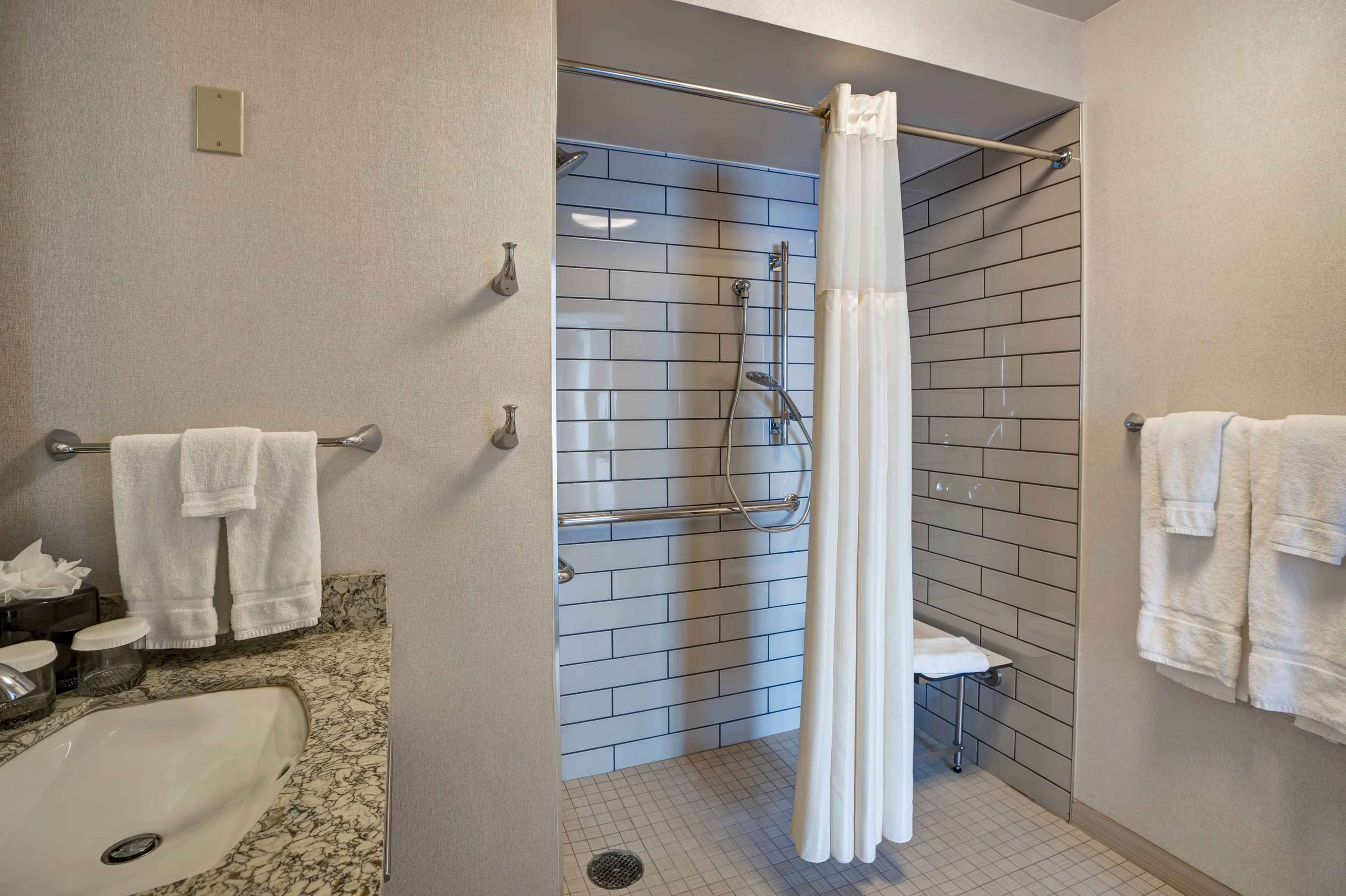 Guest room bath