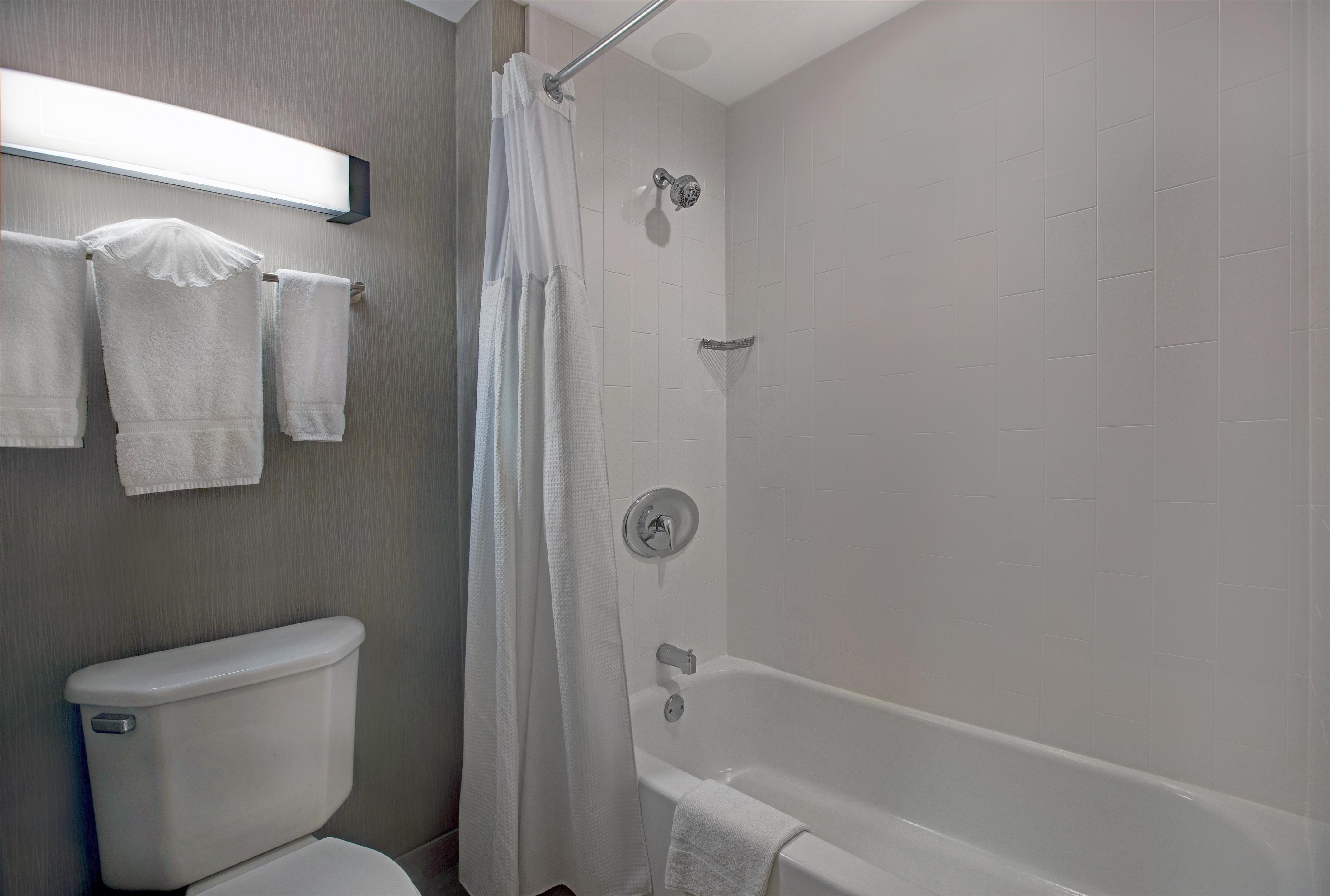 Guest room bath