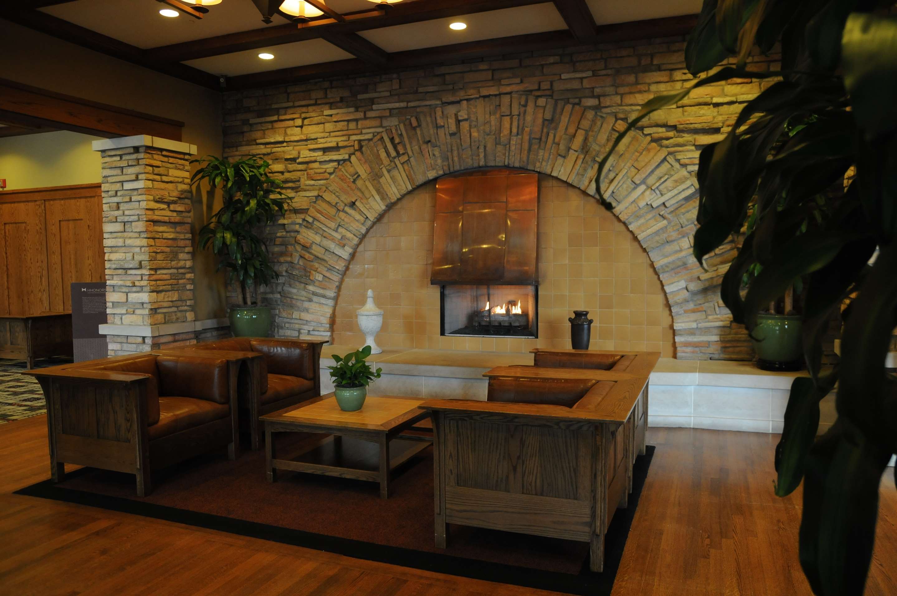 Lobby | DoubleTree by Hilton Libertyville - Mundelein