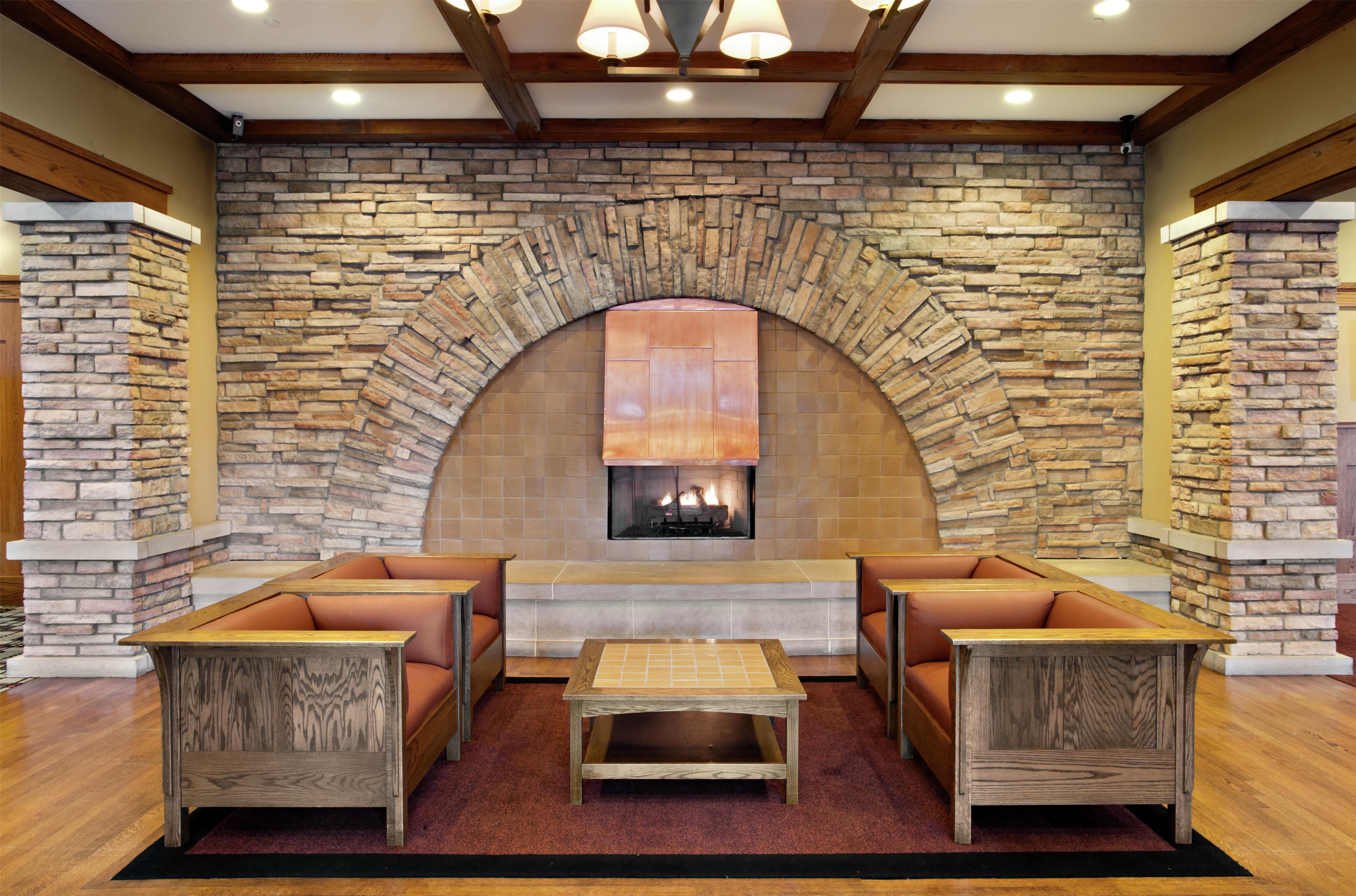 Reception | DoubleTree by Hilton Libertyville - Mundelein