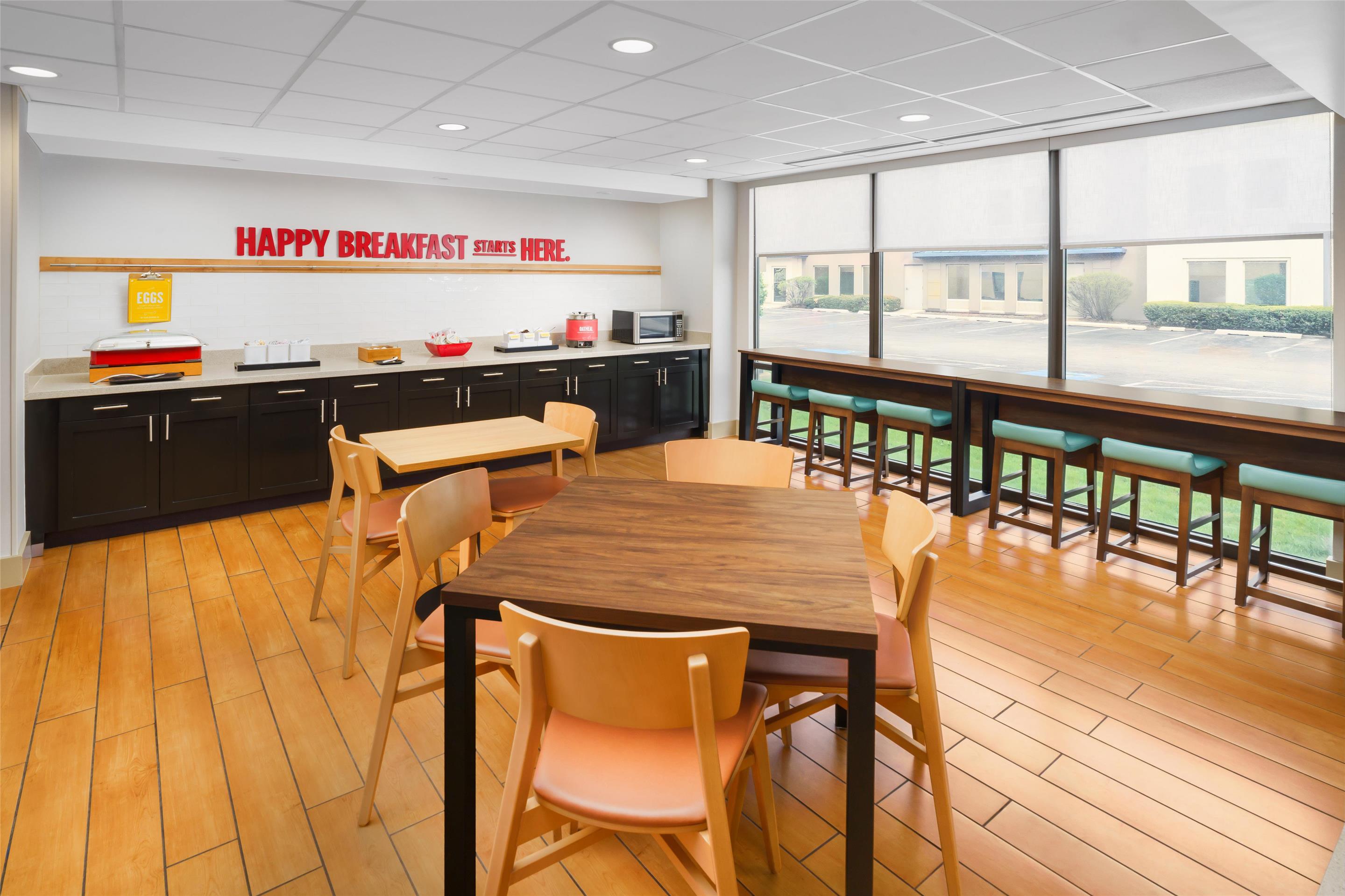 Breakfast Area | Hampton Inn Chicago-Midway Airport