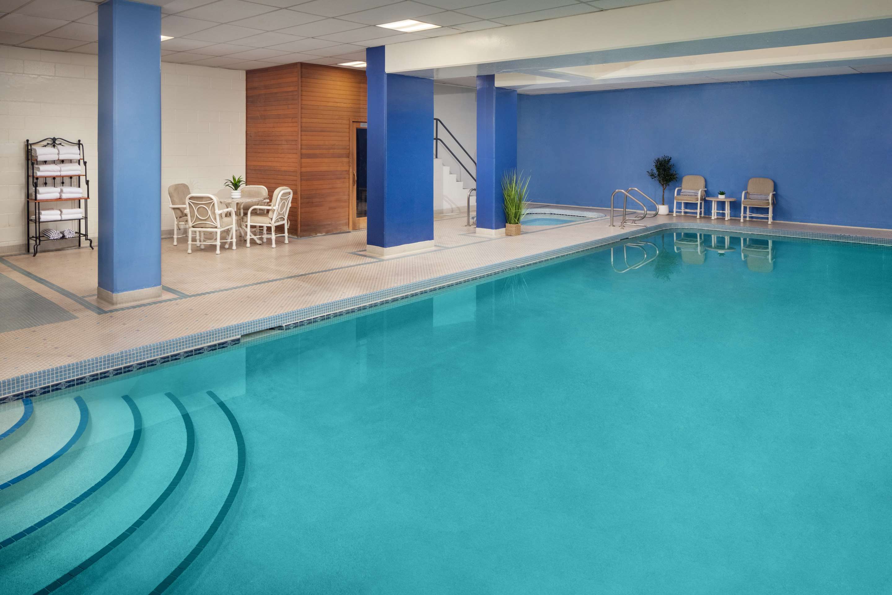 Pool | Hilton Chicago/Northbrook