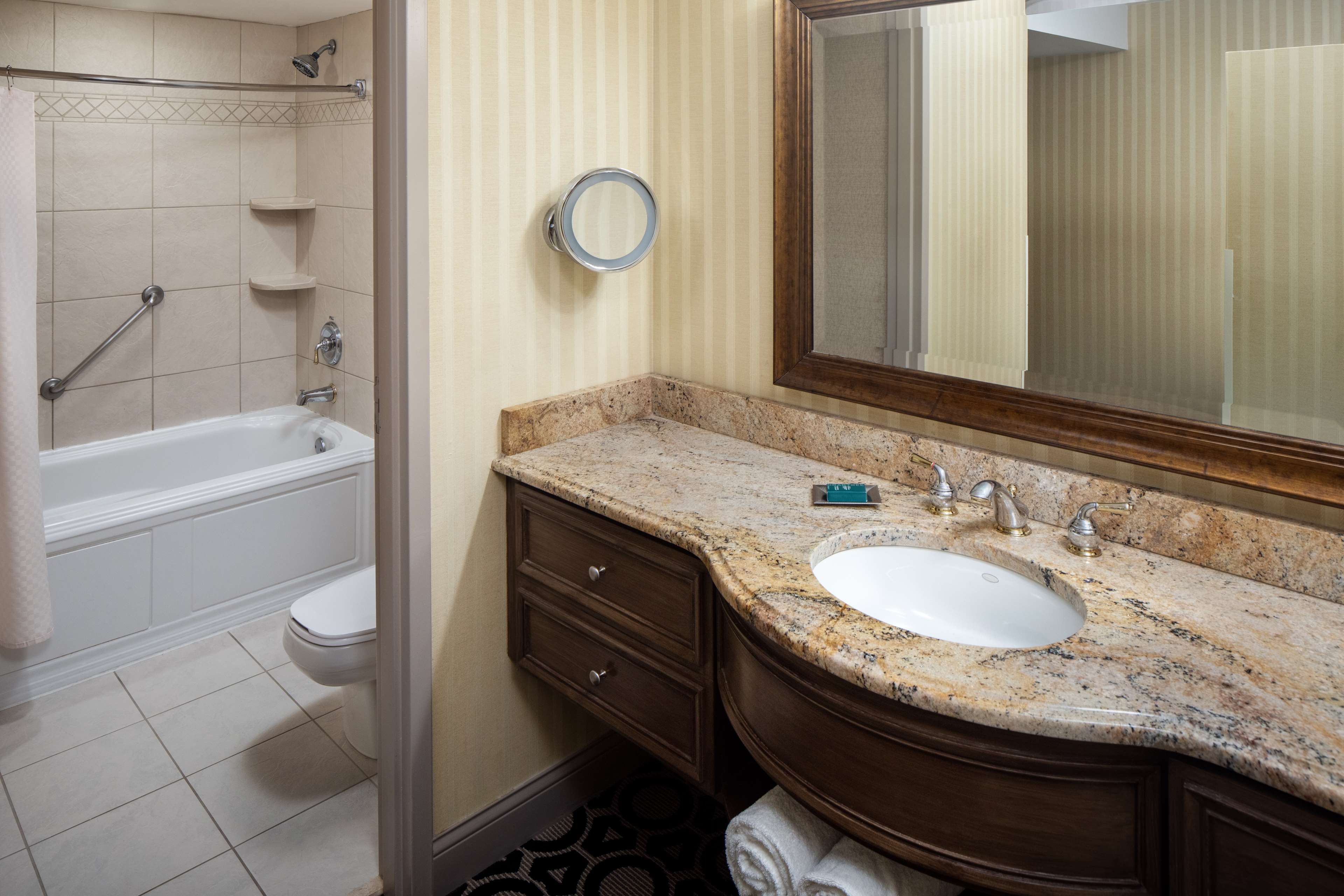 HILTON CHICAGO NORTHBROOK Room Type - 2 DOUBLE BEDS
