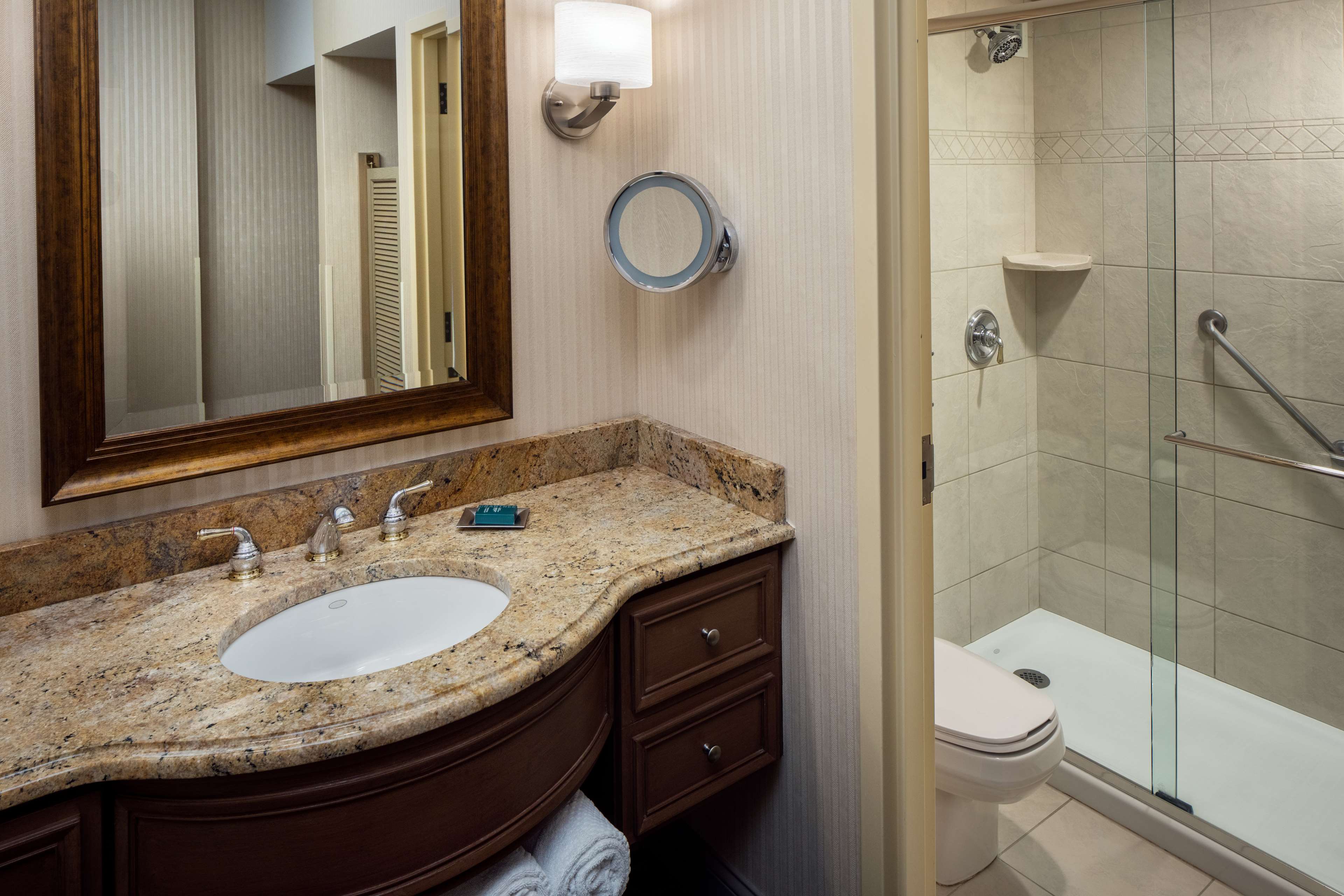 HILTON CHICAGO NORTHBROOK Room Type - 1 KING BED