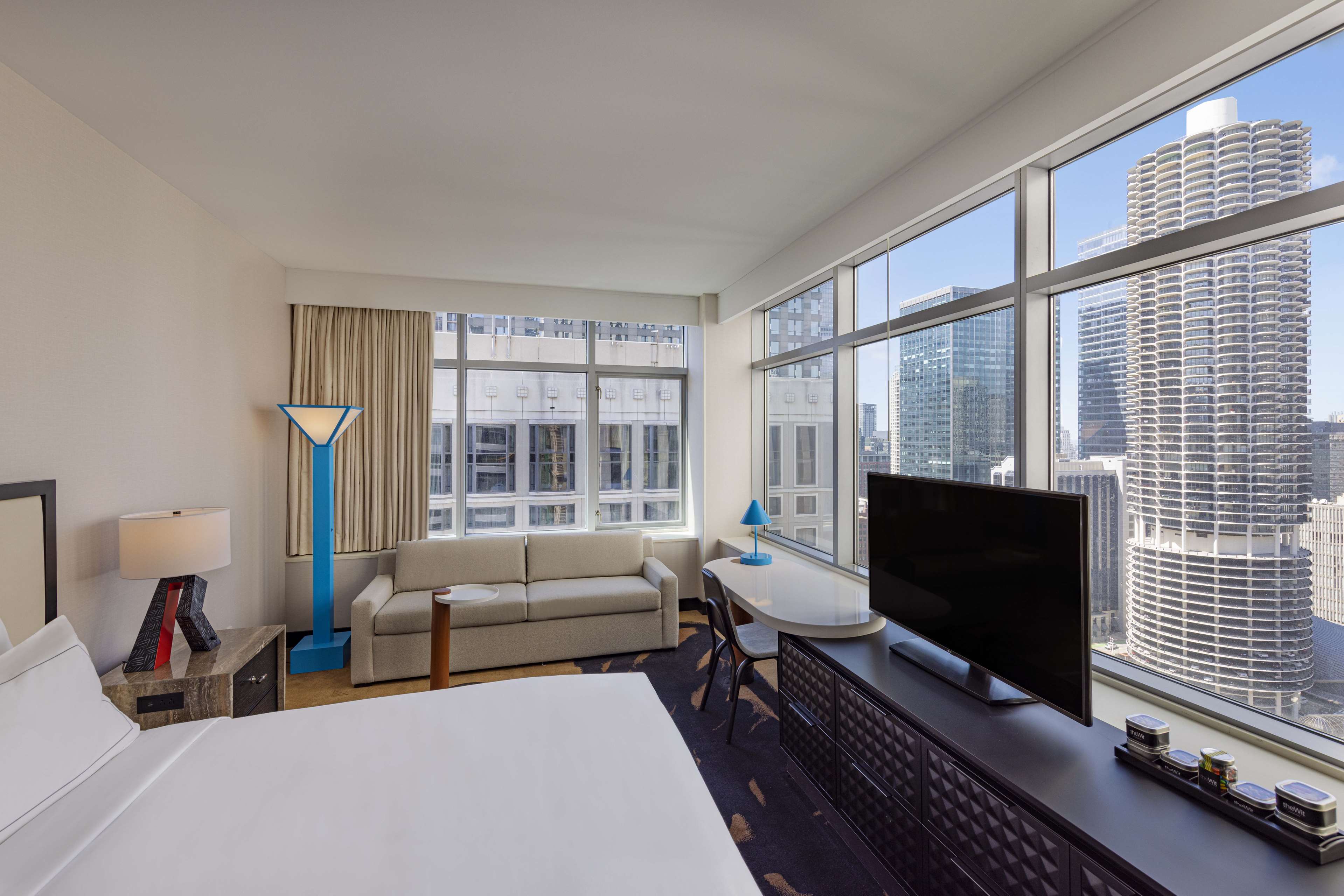 theWit Chicago, a Hilton Hotel Room Type - 1K SPA TUB CORNR RIVER VW