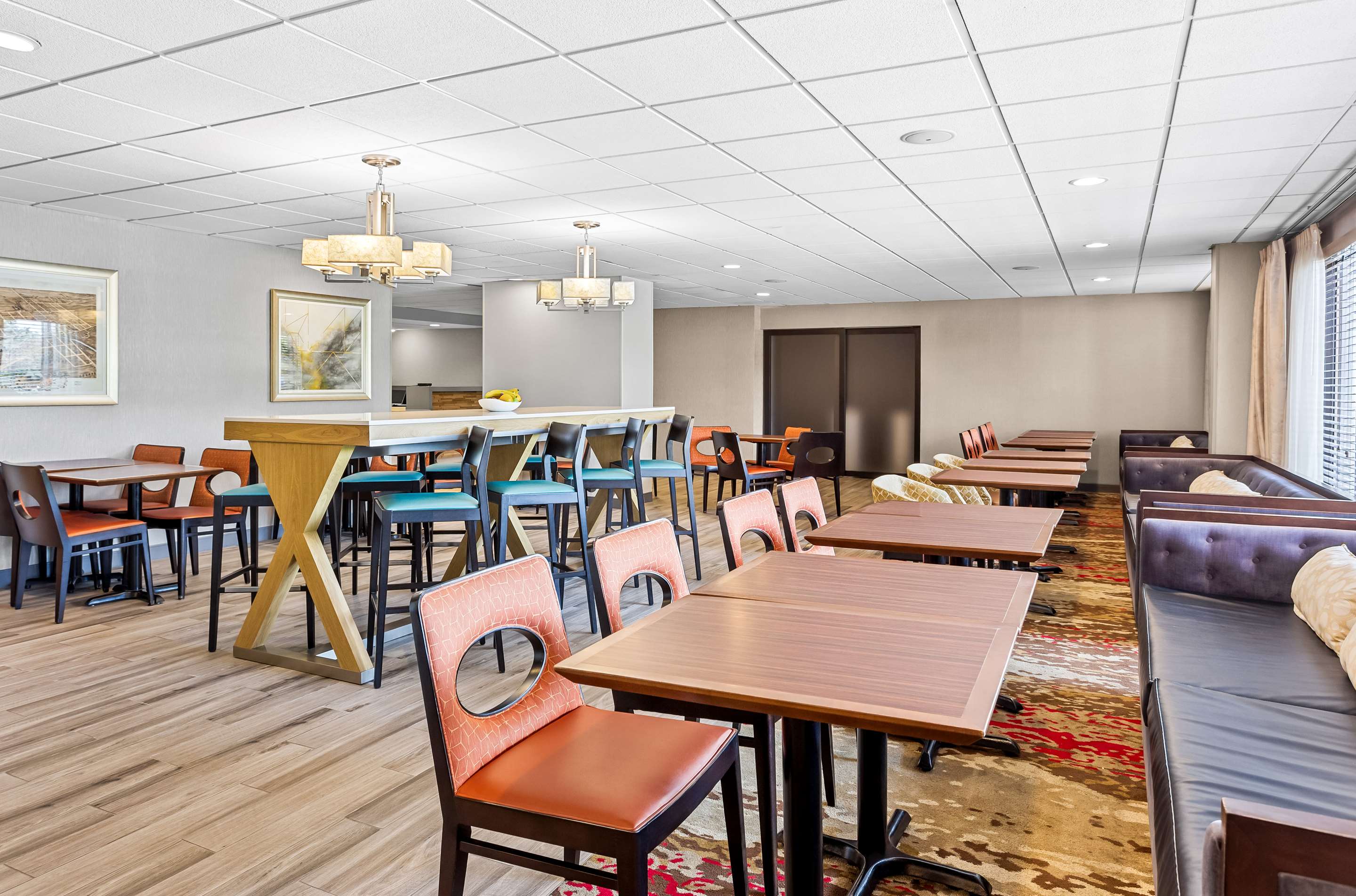 Breakfast Area | Hampton Inn Chicago/Naperville
