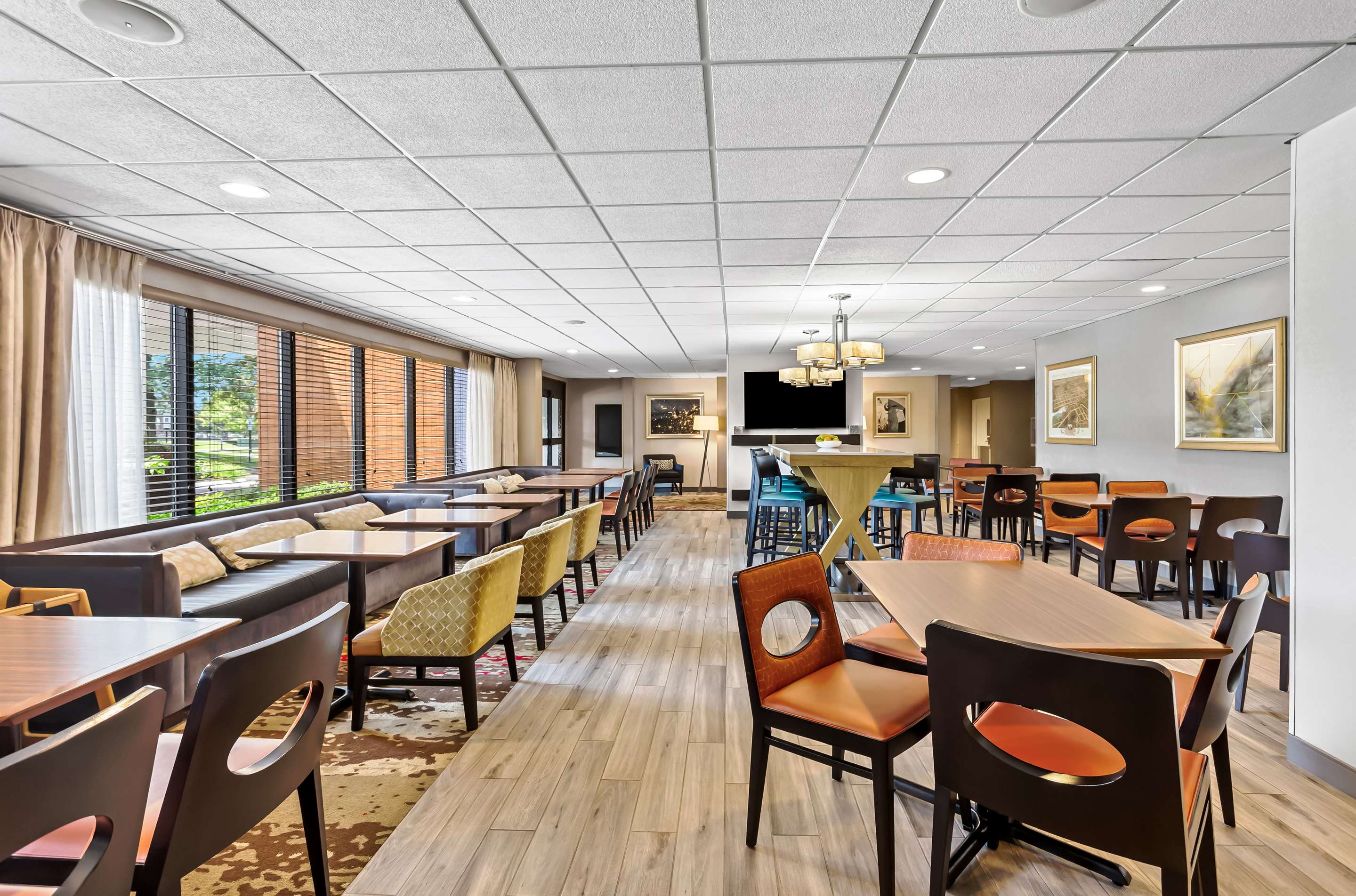 Breakfast Area | Hampton Inn Chicago/Naperville