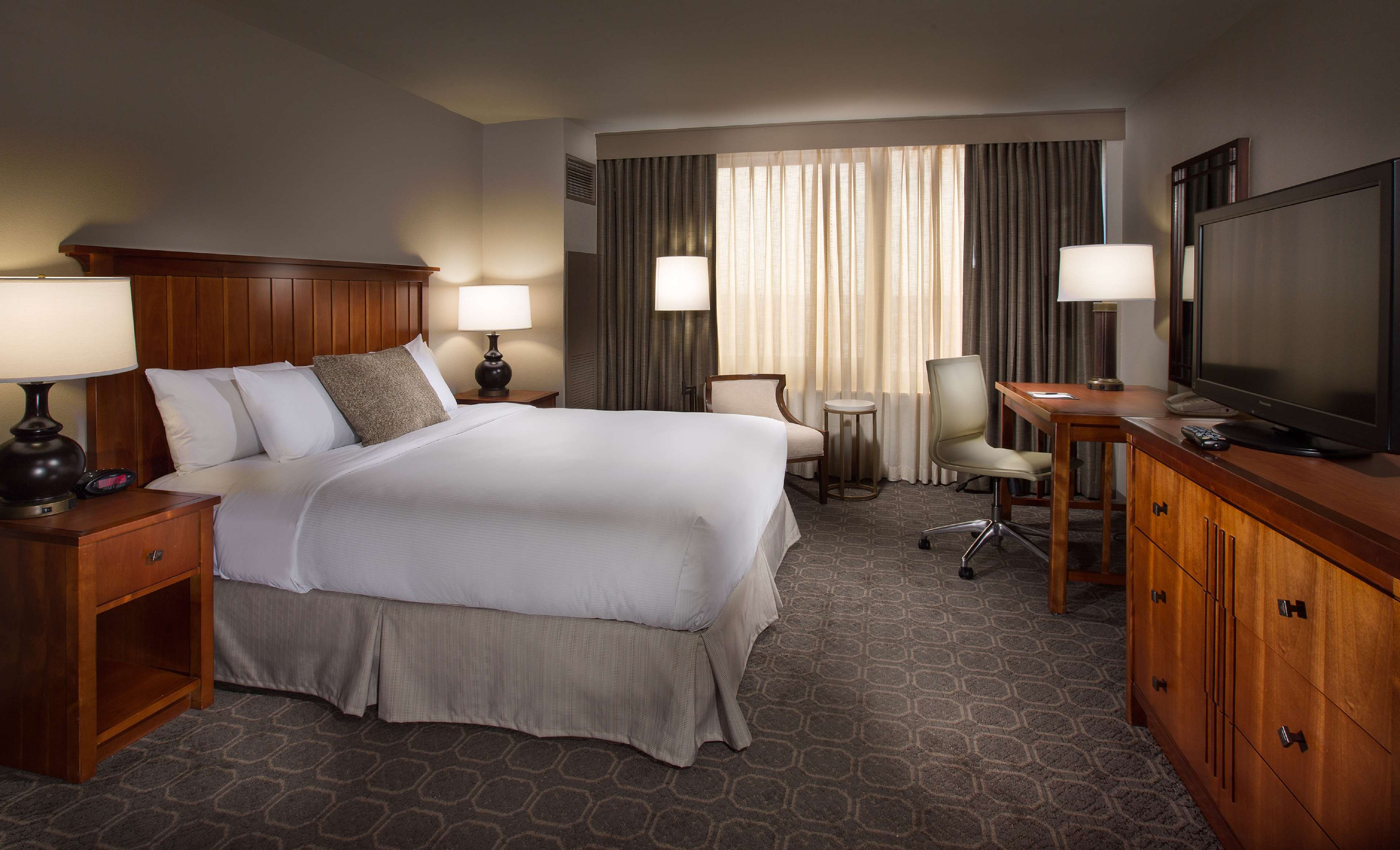 DoubleTree by Hilton Chicago - Oak Brook Room Type - King Room with Balcony - Non-Smoking