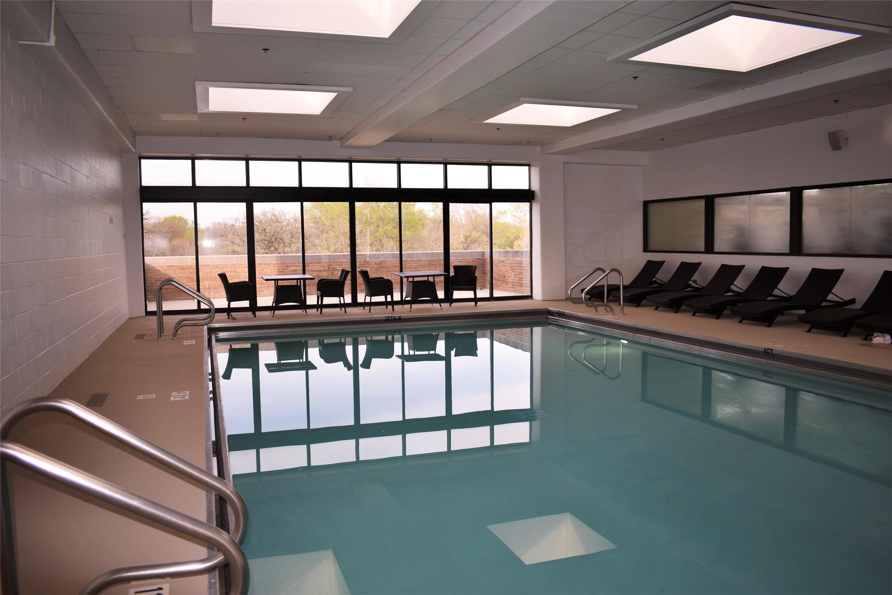 Pool | DoubleTree by Hilton Chicago - Oak Brook
