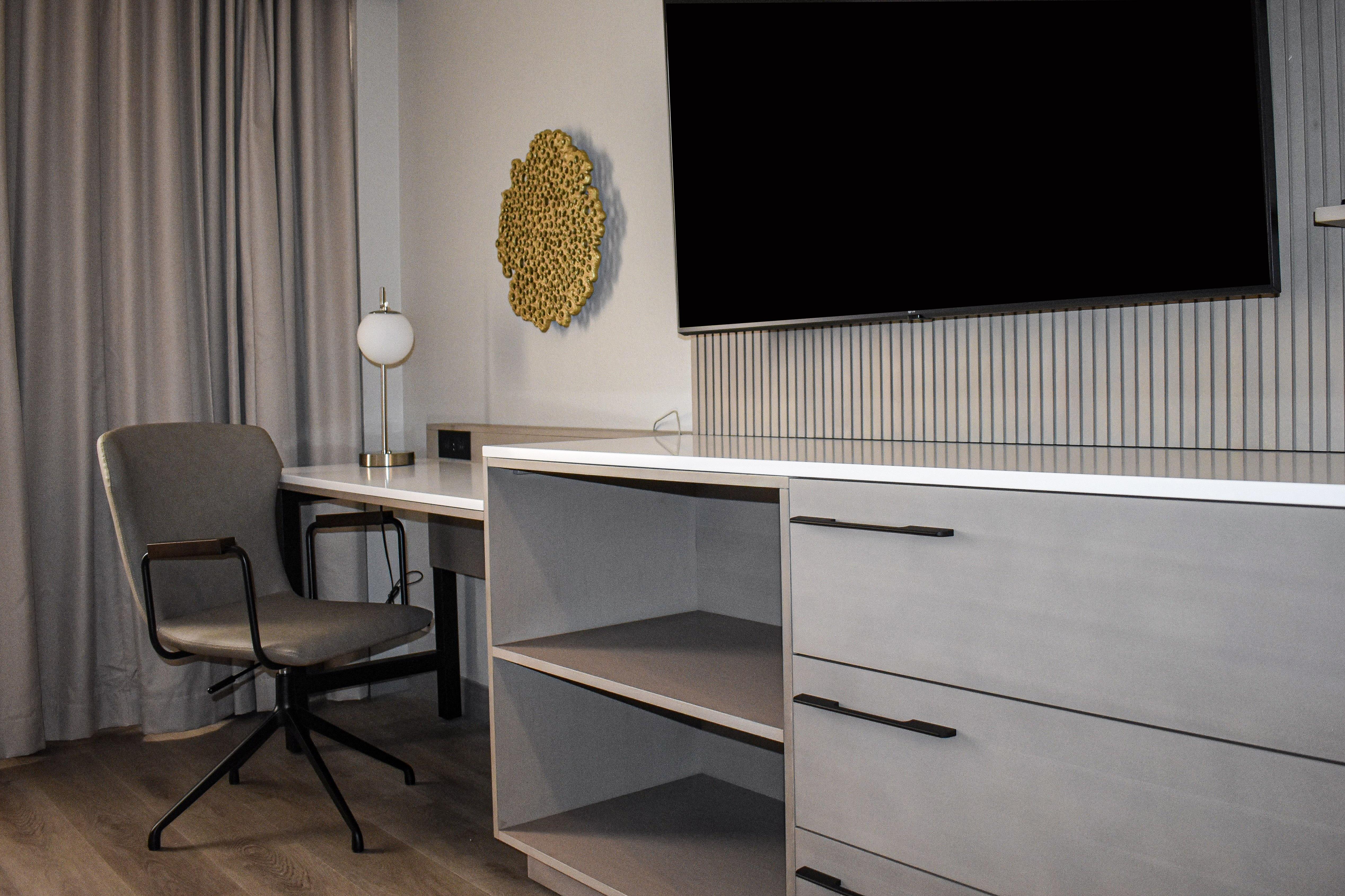 DoubleTree by Hilton Chicago - Oak Brook Room Type - TWO QUEENS FRIDGE