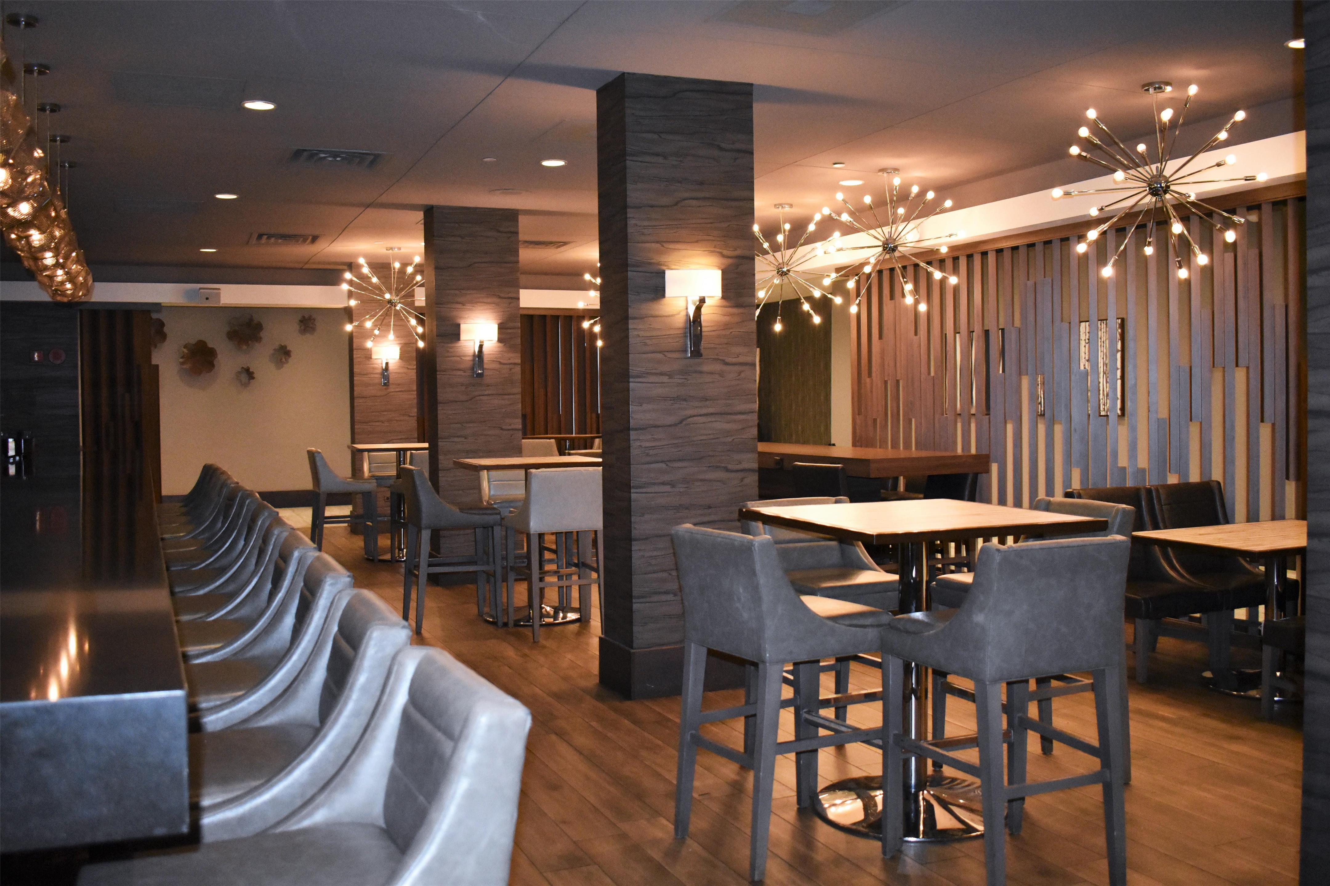 BarLounge | DoubleTree by Hilton Chicago - Oak Brook