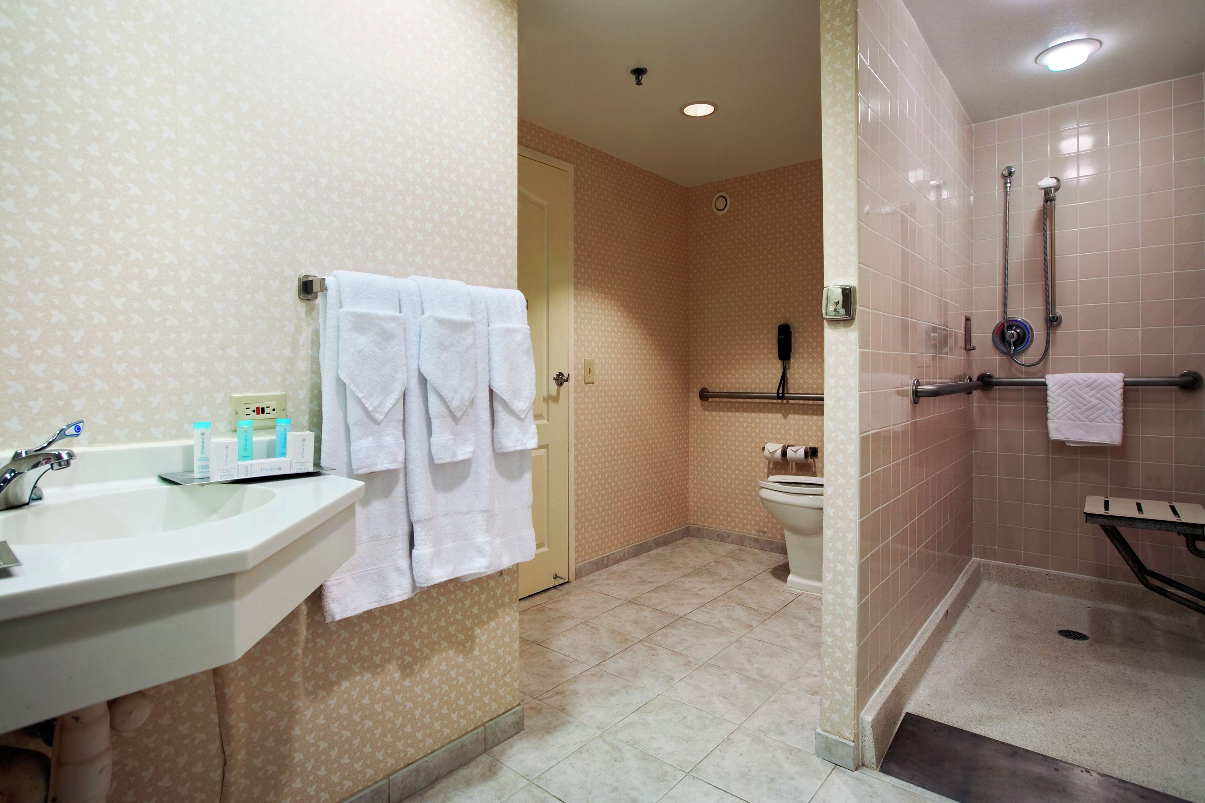 Hilton Chicago/Oak Brook Suites Room Type - 2QUEEN 2 RM STE ACC 3X3SHW