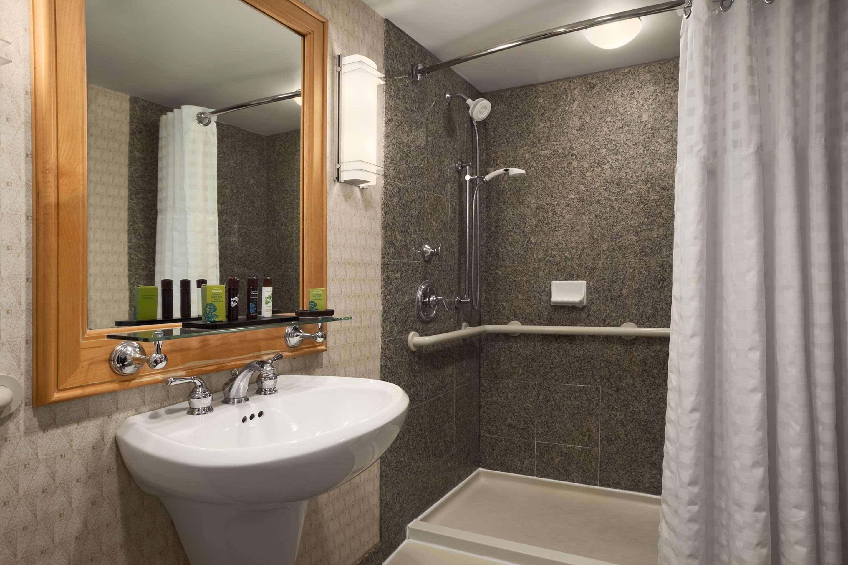 Guest room bath