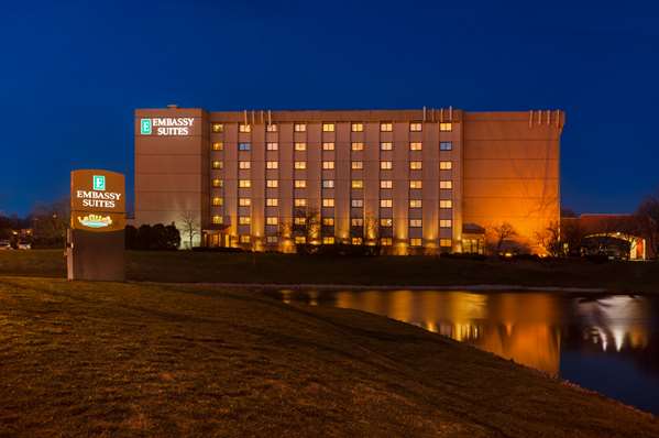 Exterior view - Embassy Suites Schaumburg