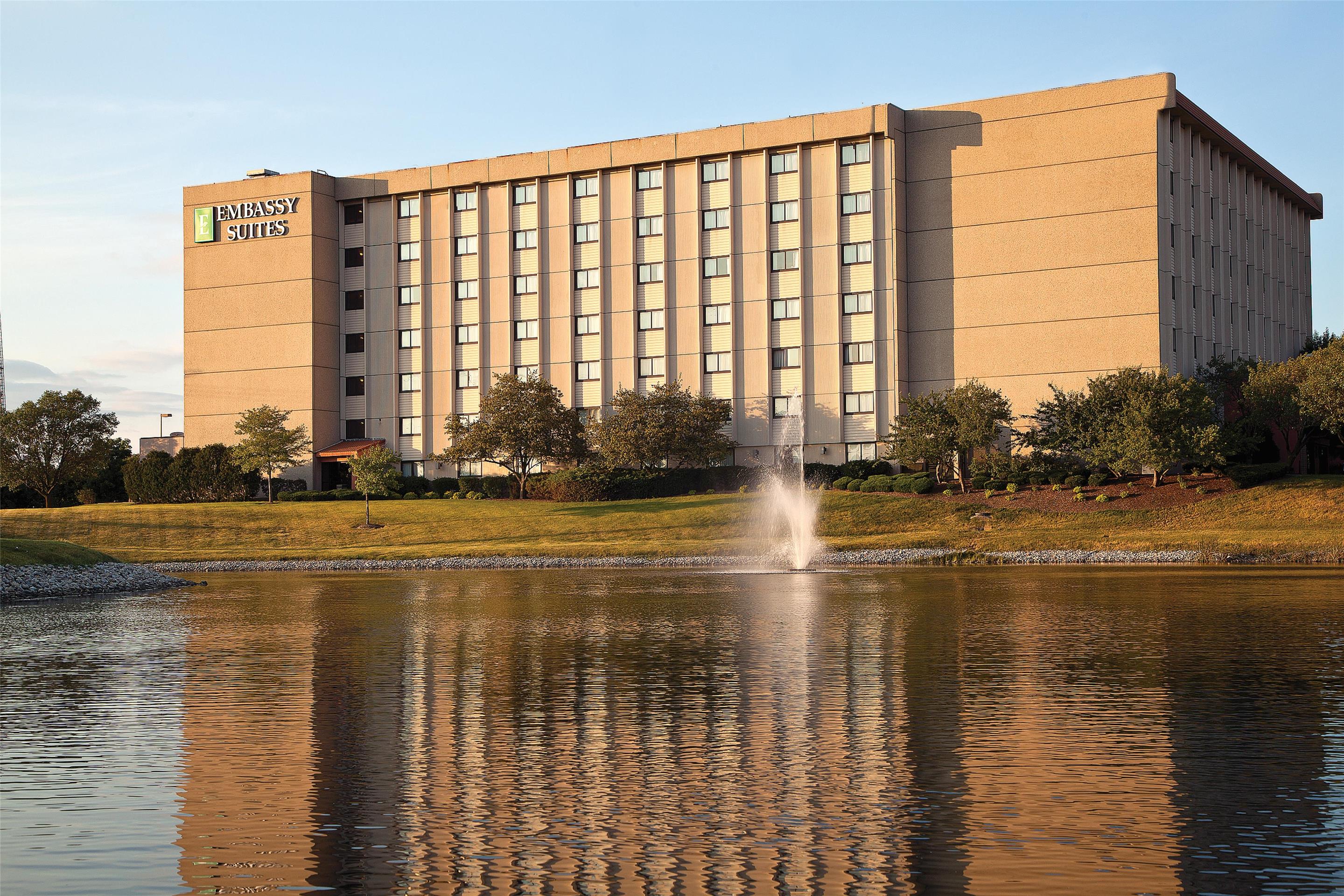 Exterior | Embassy Suites by Hilton Chicago Schaumburg Woodfield
