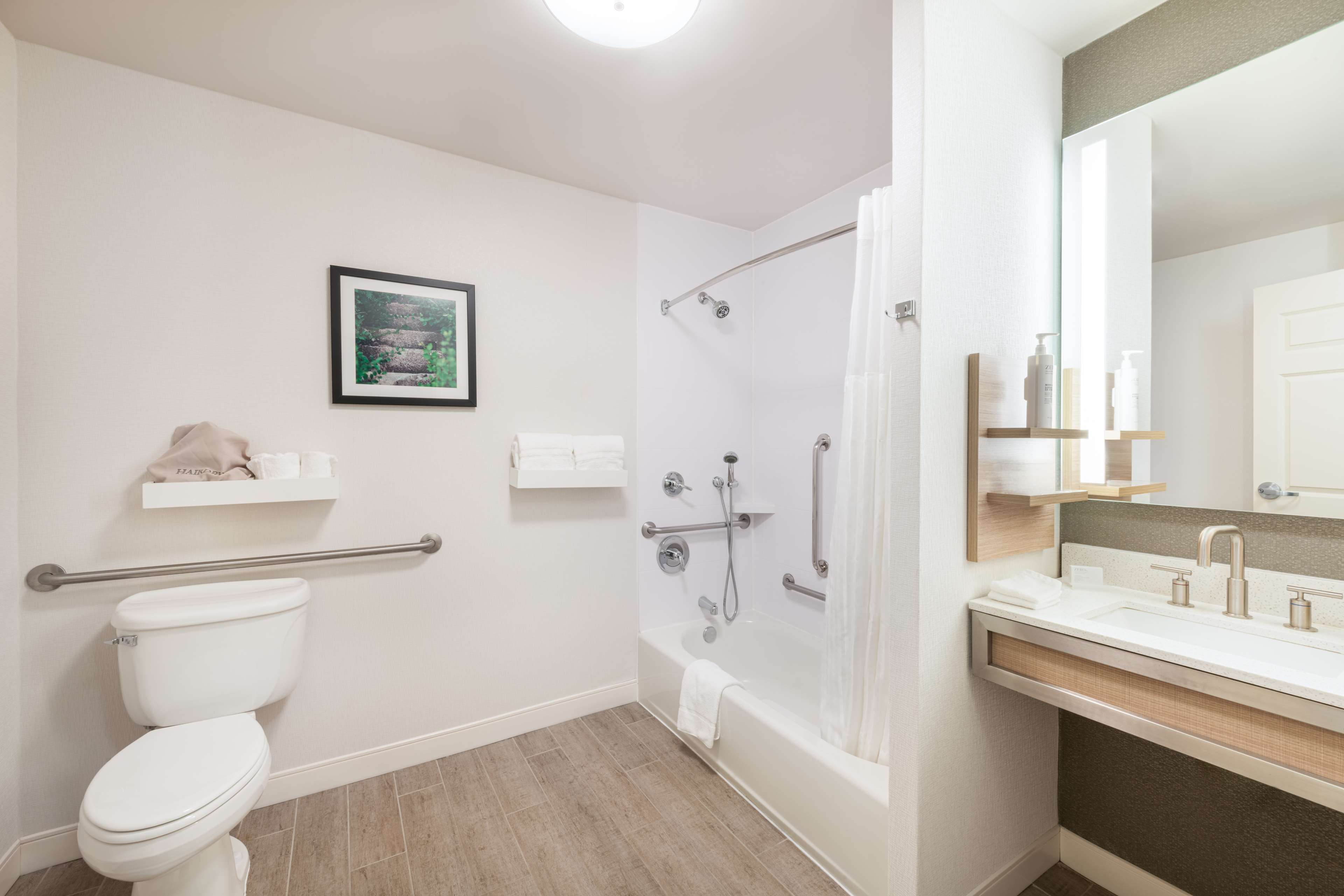 Hilton Garden Inn St. Charles Room Type - 1 KING ACC RM W BATHTUB