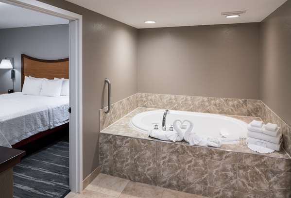  - Hampton Inn & Suites North Shore Skokie - I-94, Exit 35