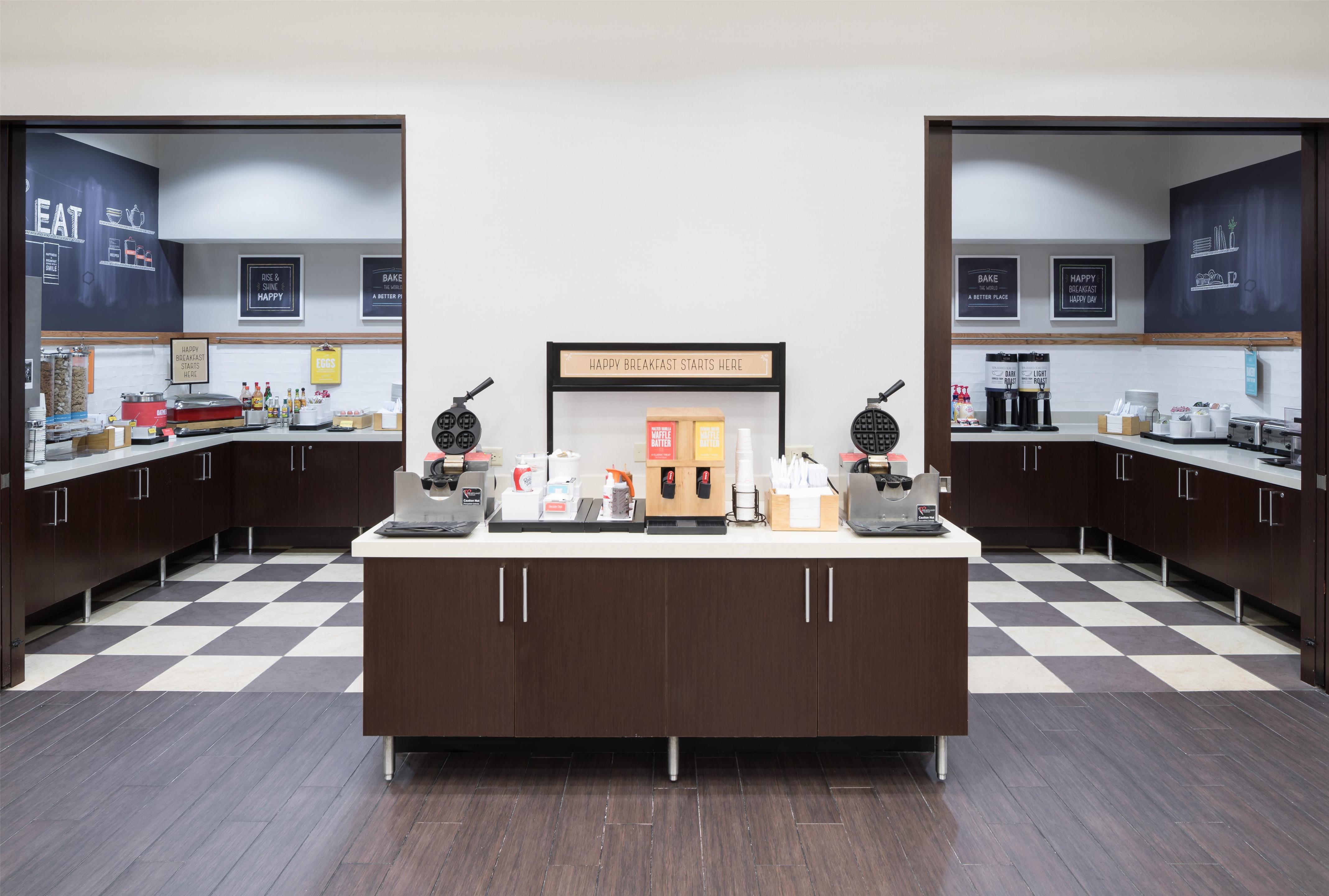 Breakfast Area | Hampton Inn & Suites Chicago-North Shore/Skokie
