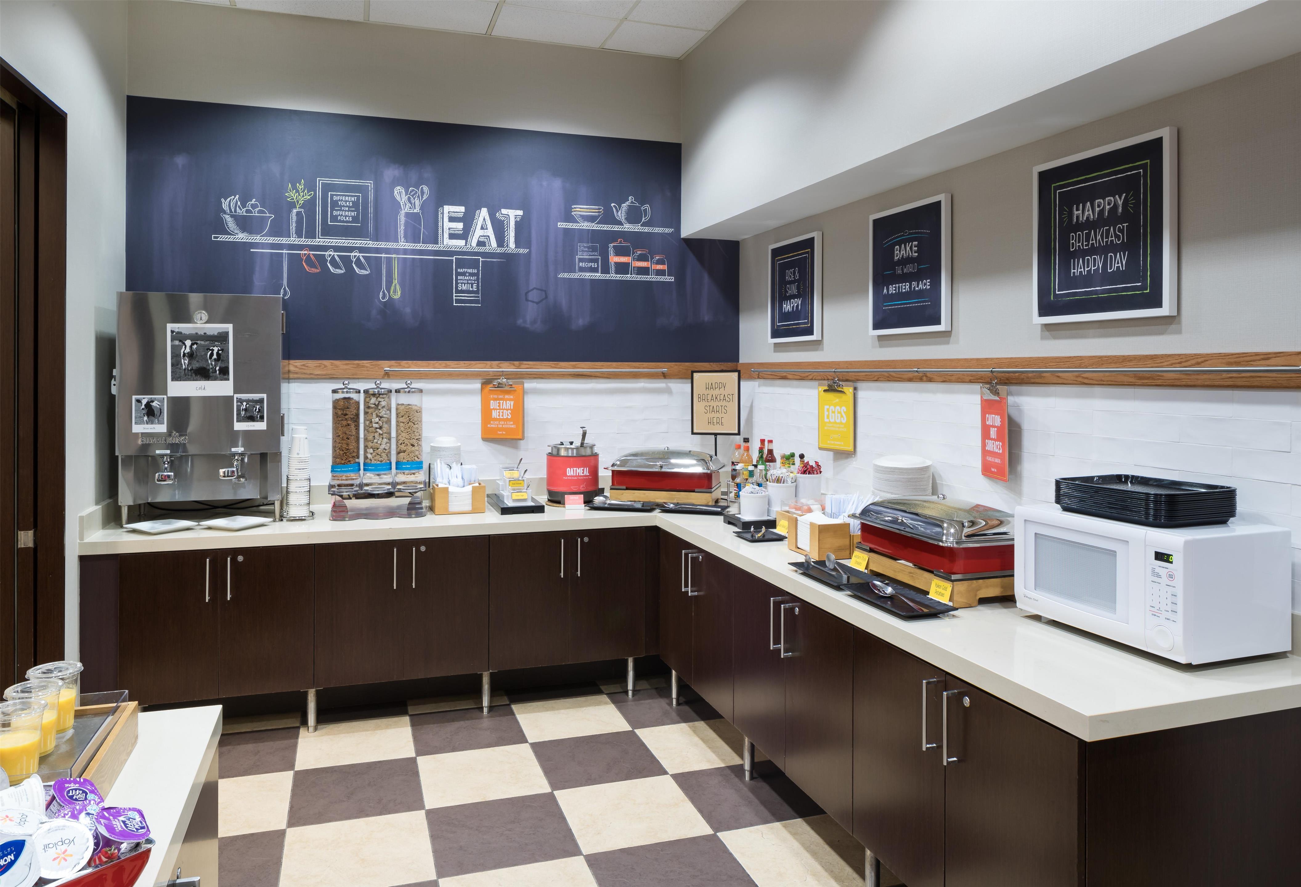 Breakfast Area | Hampton Inn & Suites Chicago-North Shore/Skokie