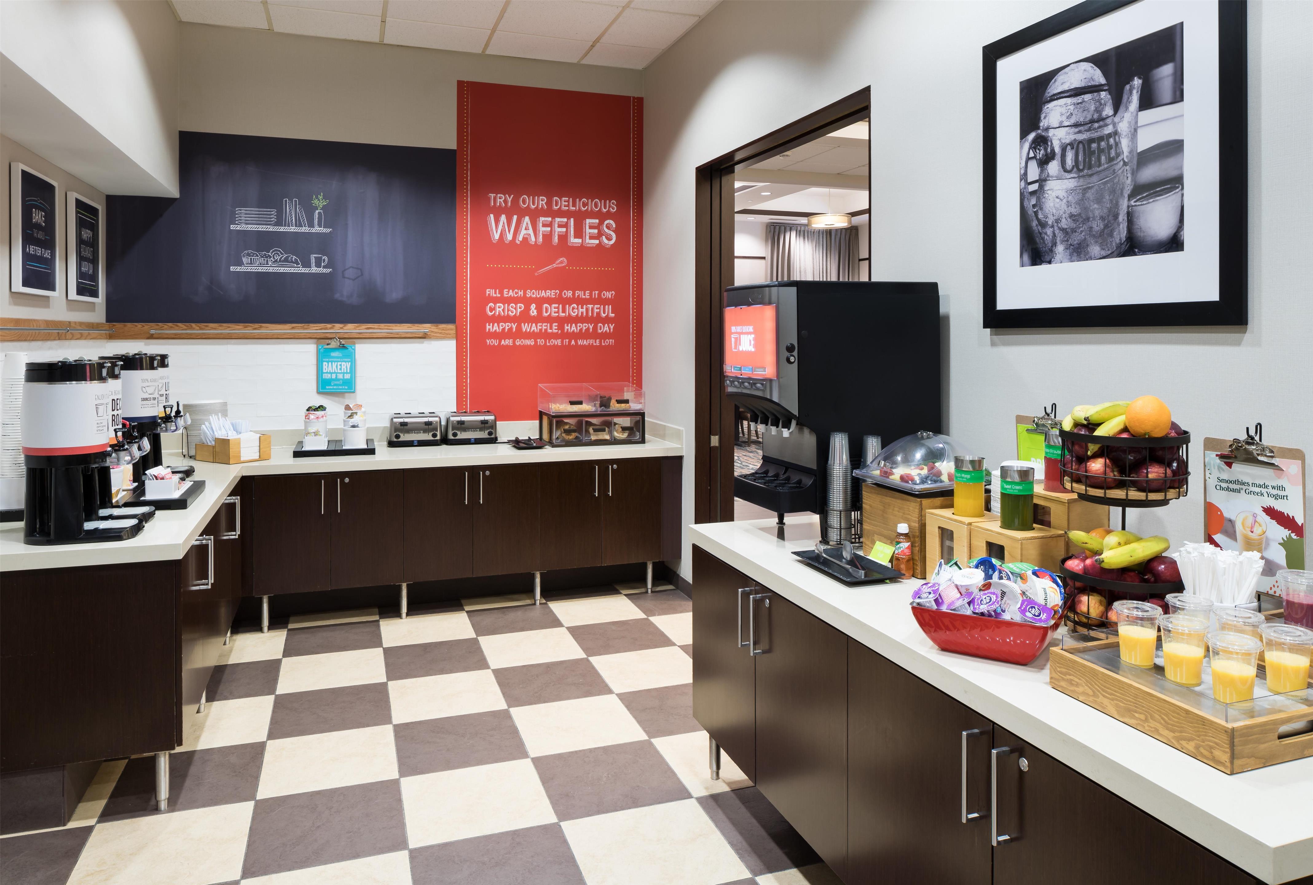 Breakfast Area | Hampton Inn & Suites Chicago-North Shore/Skokie