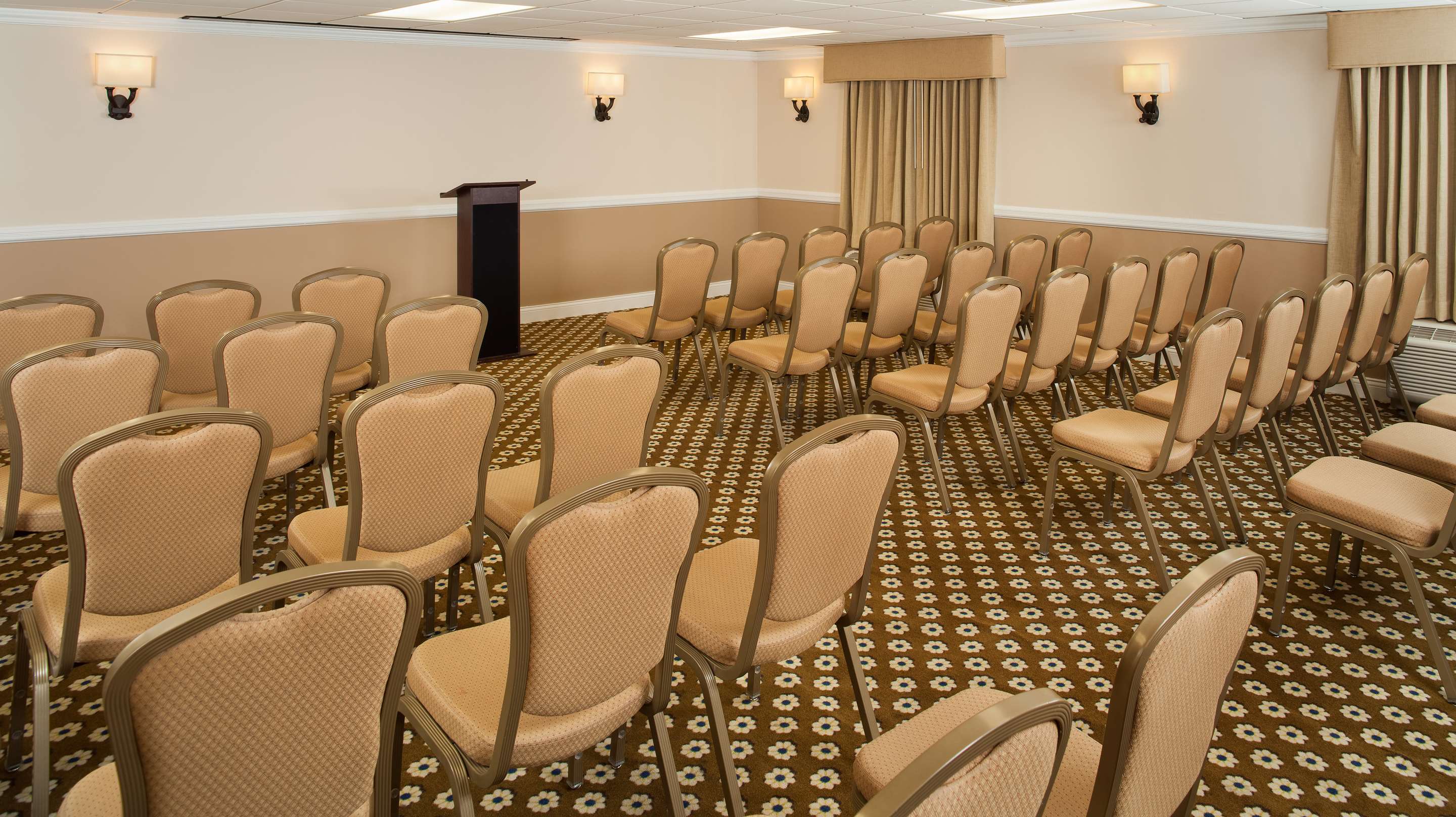 Meeting Room | DoubleTree by Hilton Hotel Chicago Wood Dale - Elk Grove