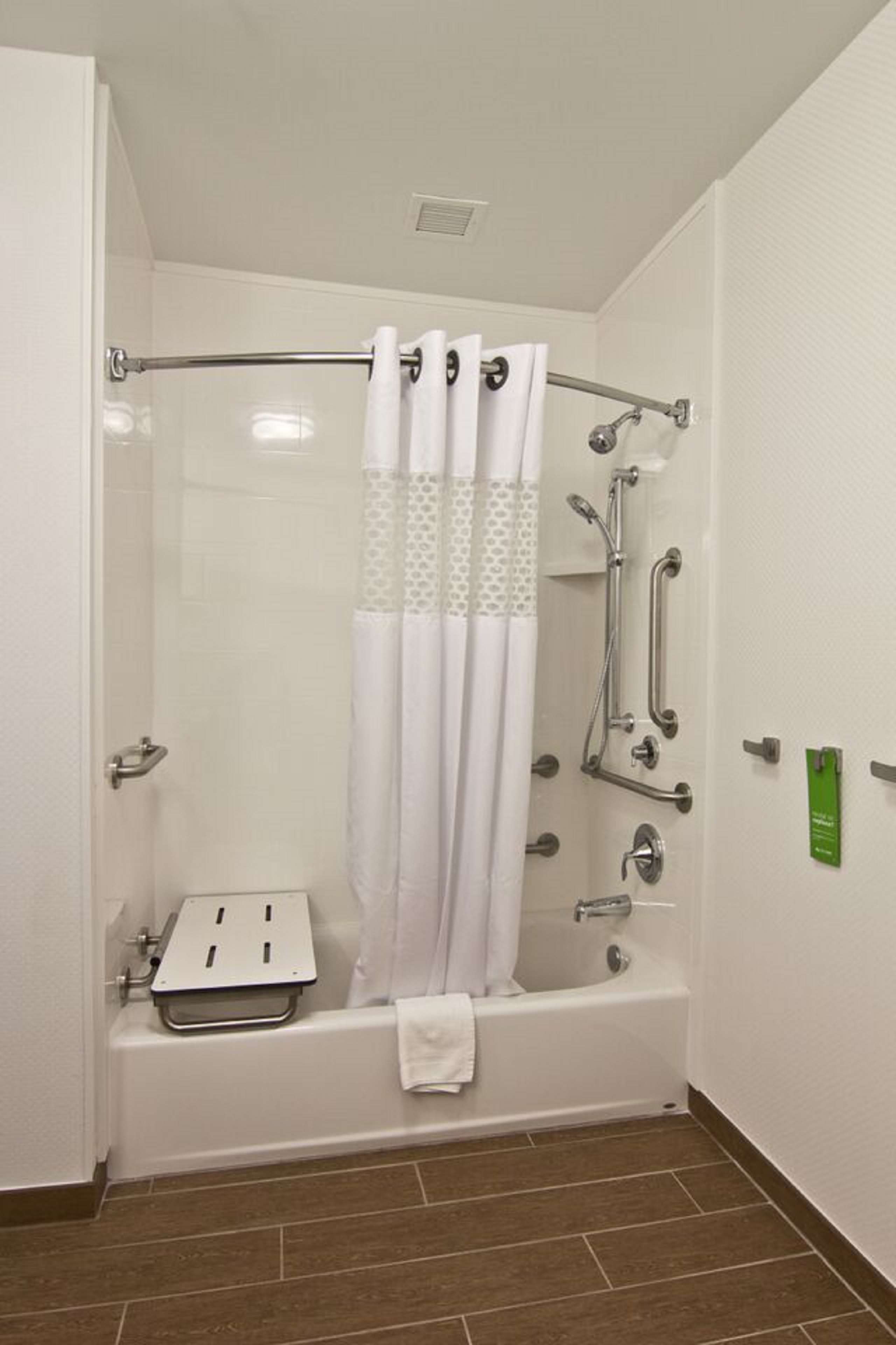 Hampton Inn & Suites by Hilton Chillicothe Room Type - 1 KNG ACCESSIBLE TUB NS