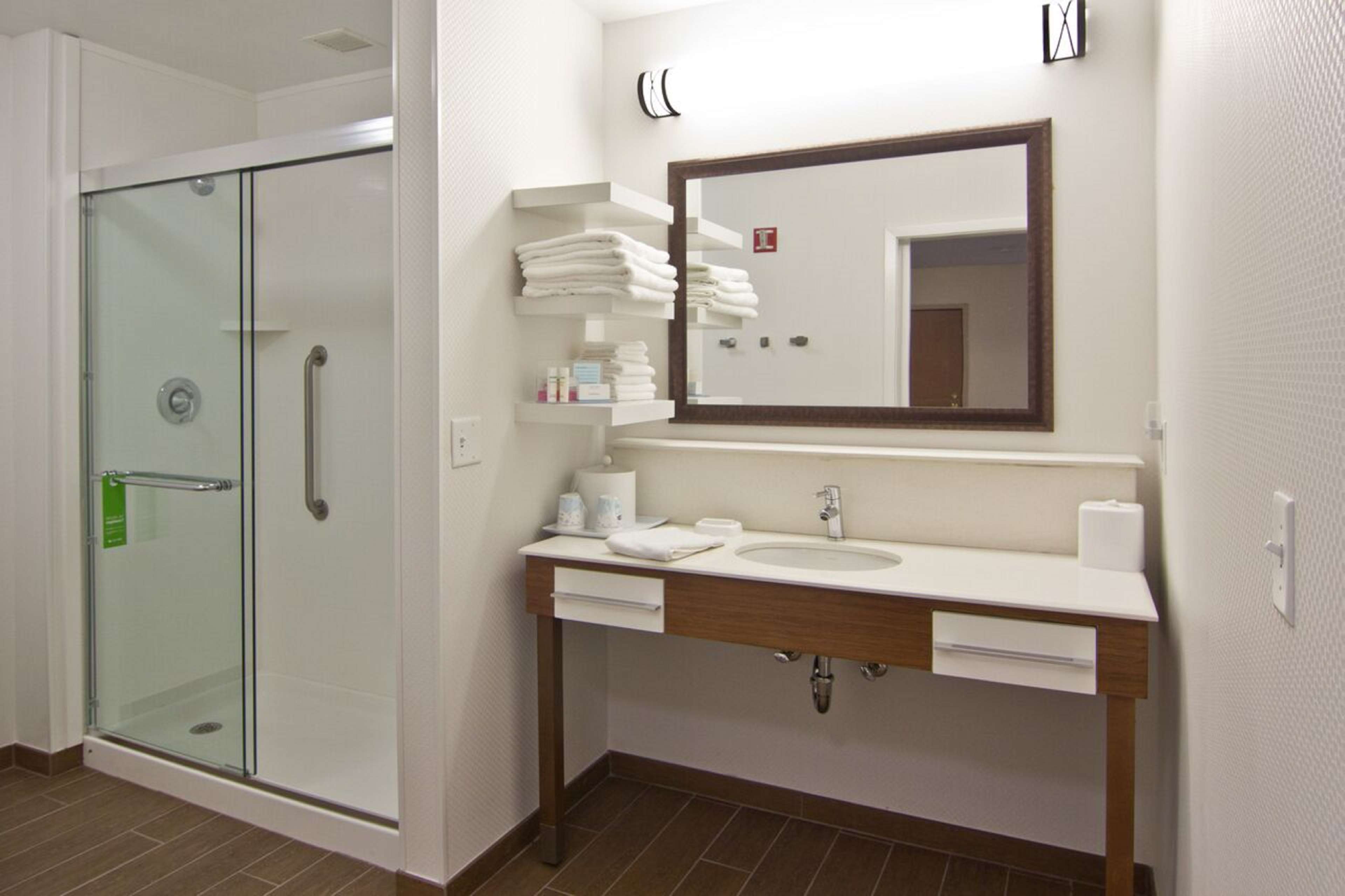 Hampton Inn & Suites by Hilton Chillicothe Room Type - 2Q SHOWER ONLY W FRIDGE NS