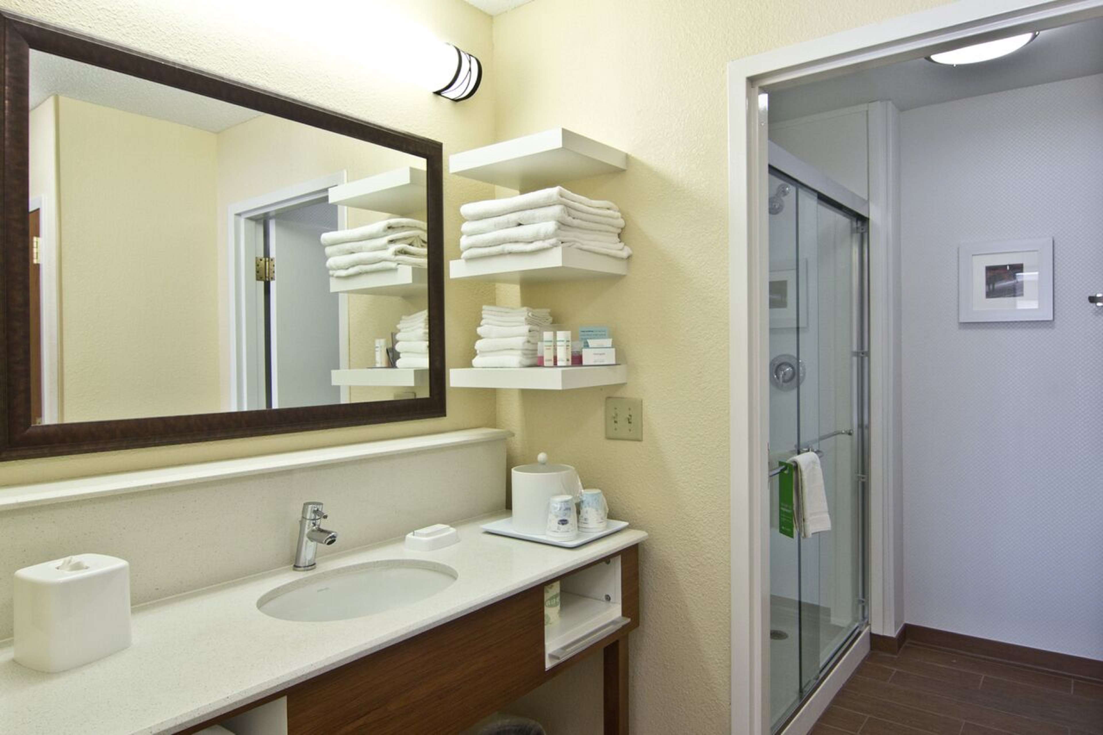 Hampton Inn & Suites by Hilton Chillicothe Room Type - 1K1BDRM STE W SHWR ONLY NS