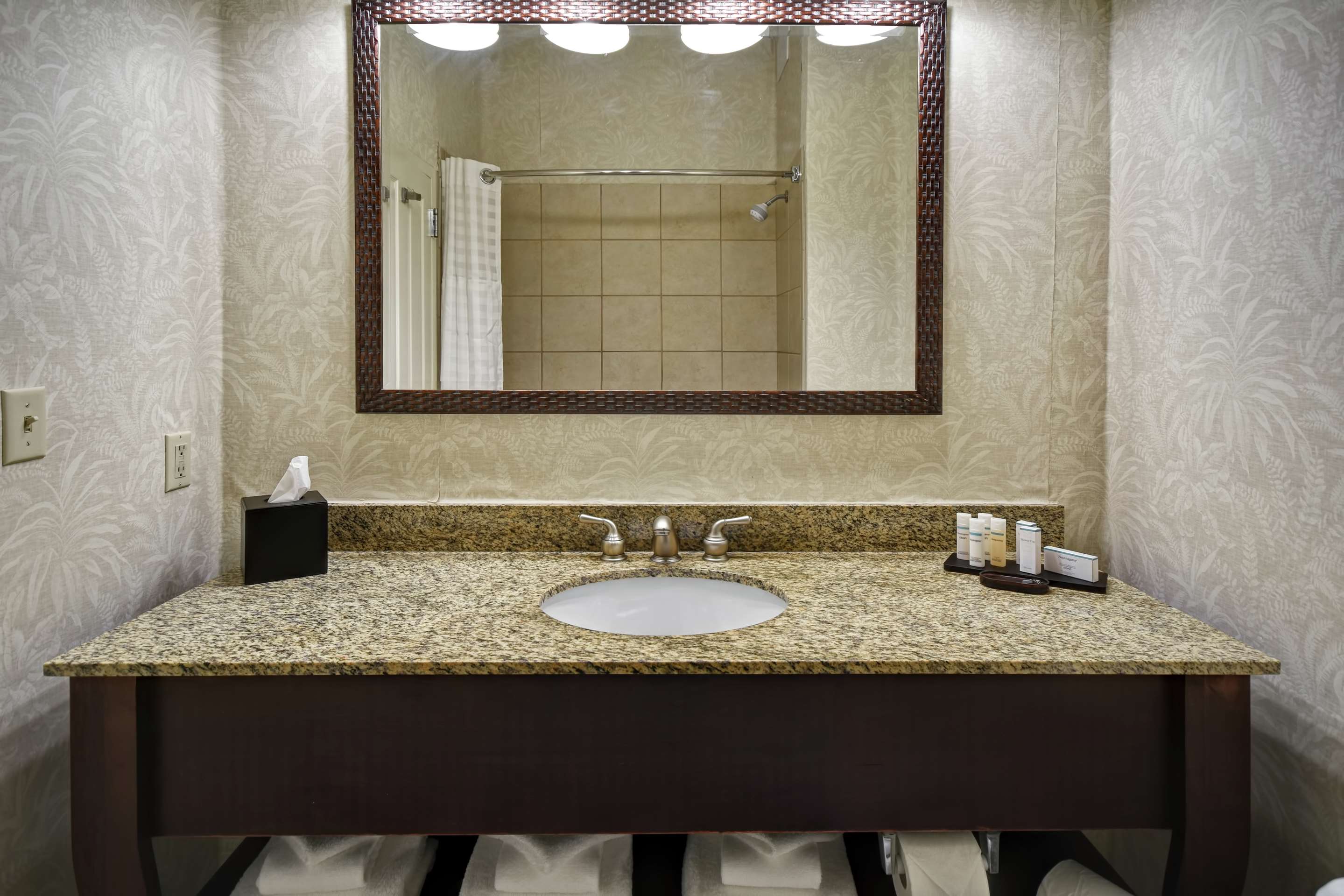 Guest room bath