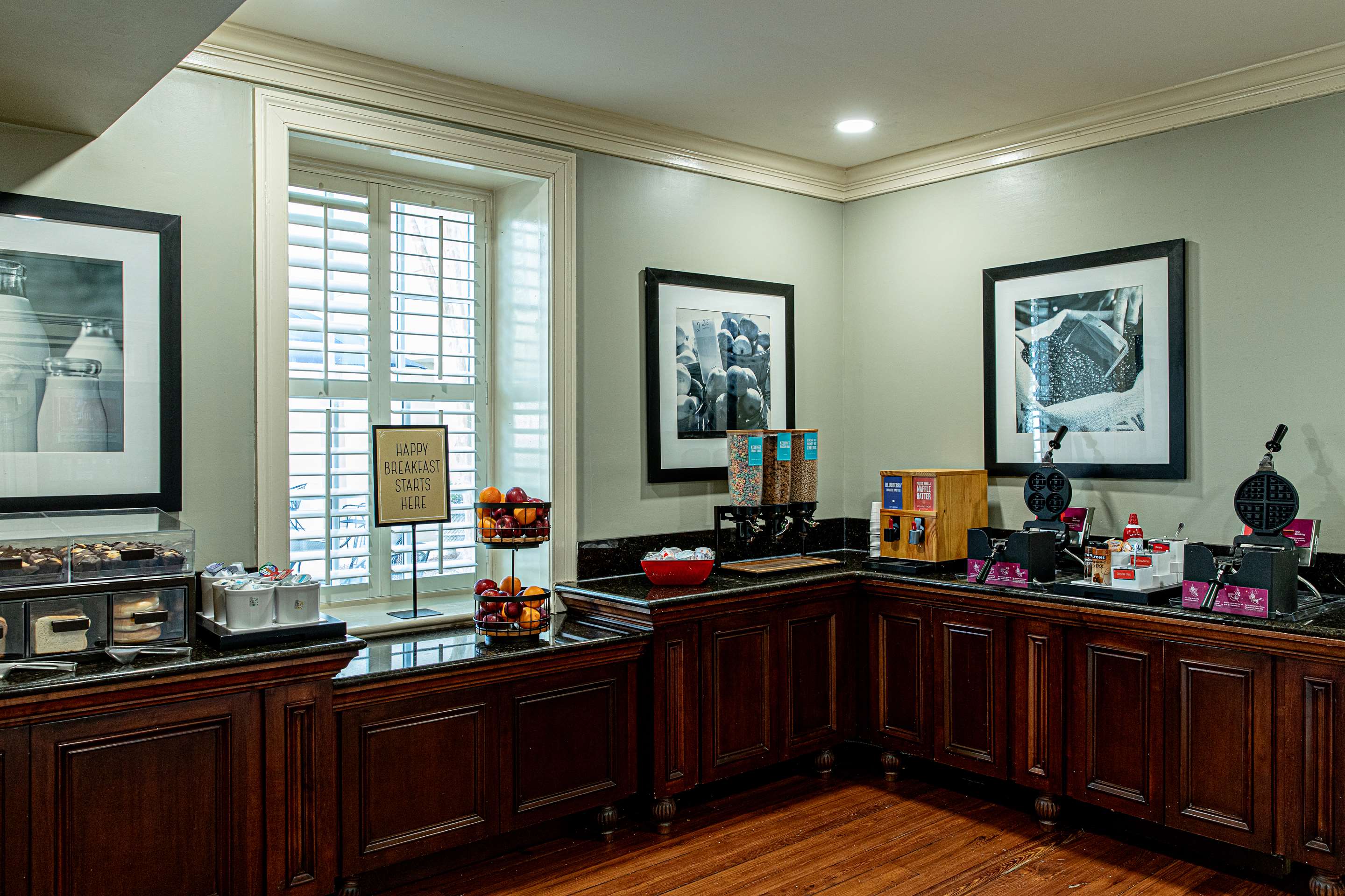 Breakfast Area | Hampton Inn Charleston-Historic District